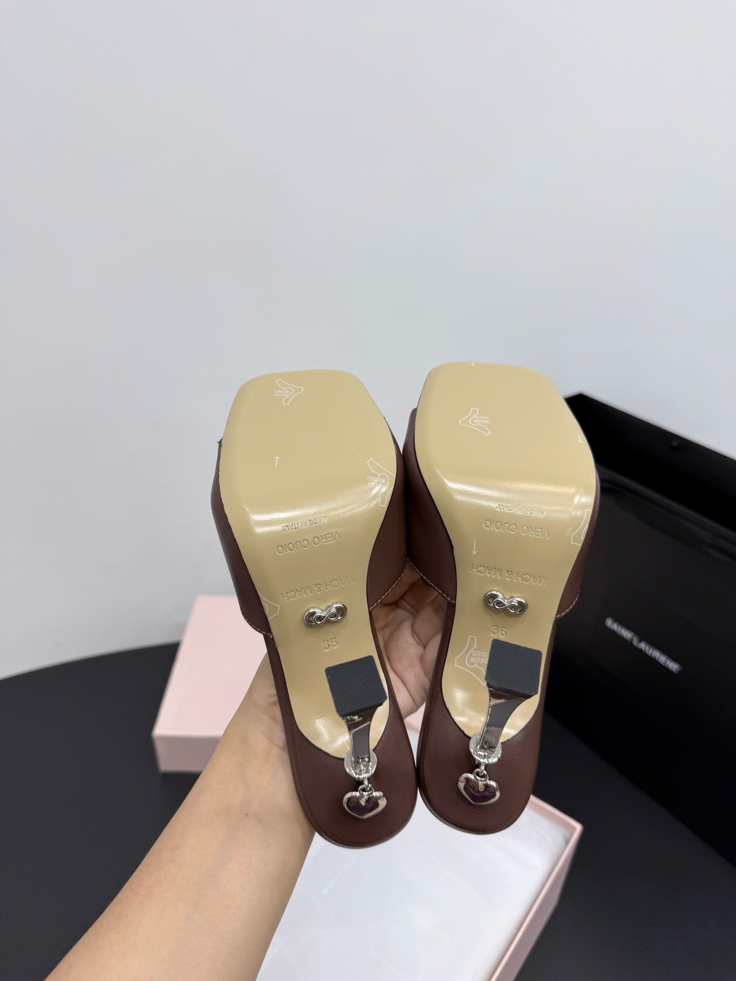 Мюли женские в стиле Mach & Mach коричневого цвета