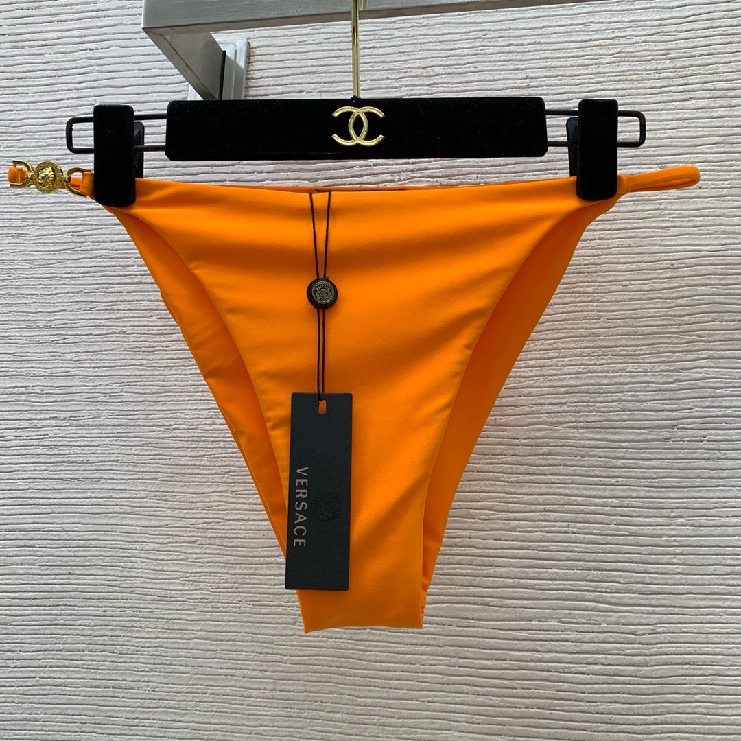 Купальник женский в стиле Versace оранжевого цвета с декоративной фурнитурой