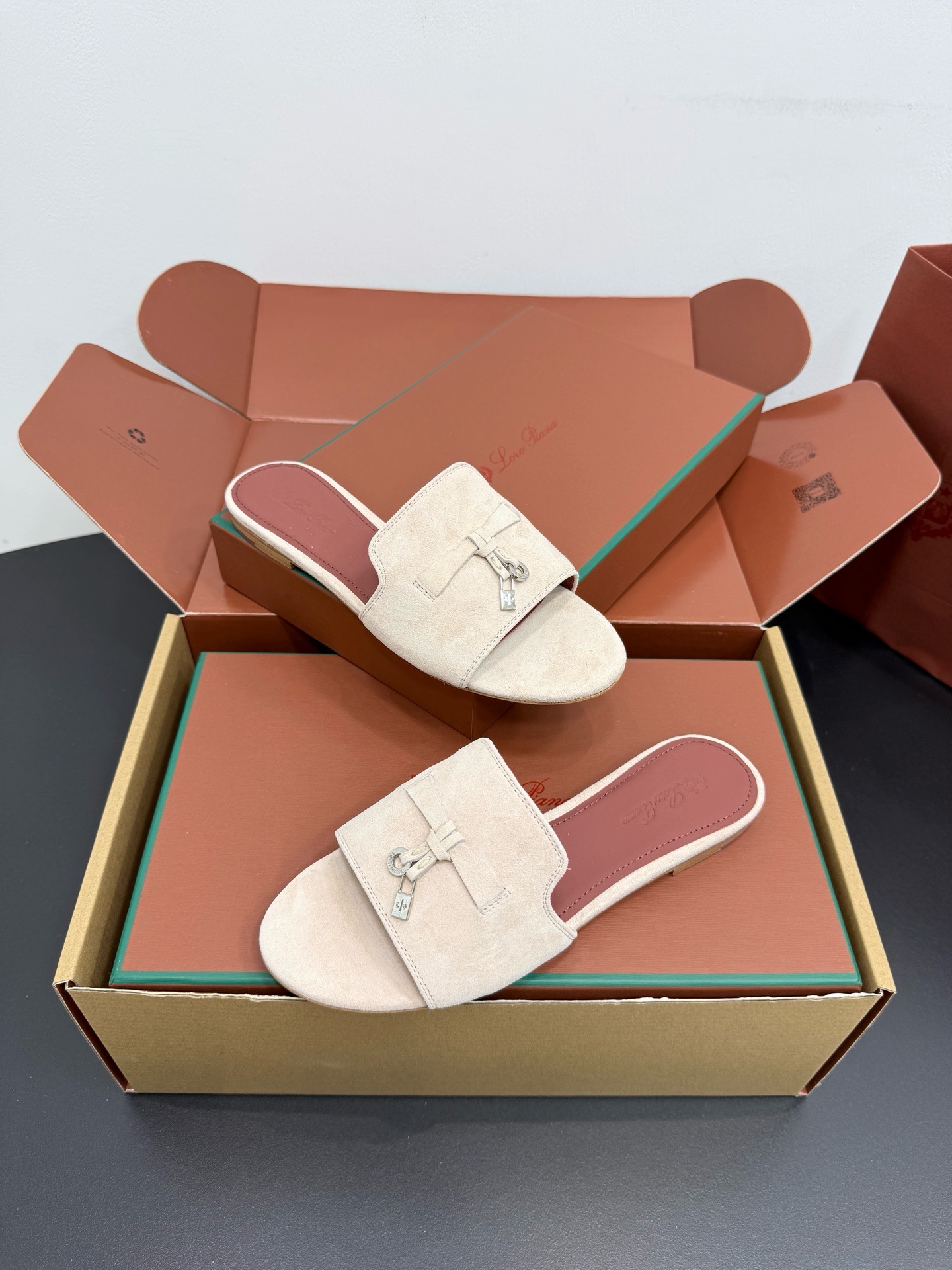 Шлепанцы женские в стиле Loro Piana My Charms из натуральной замши молочного цвета