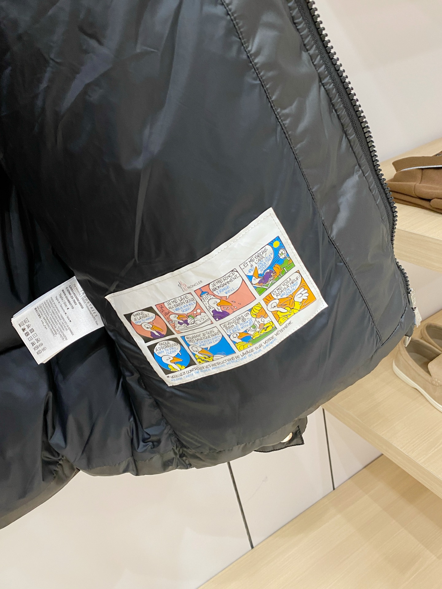 Куртка пуховая мужская Moncler чёрного цвета с натуральным гусиным пухом и вышитым логотипом