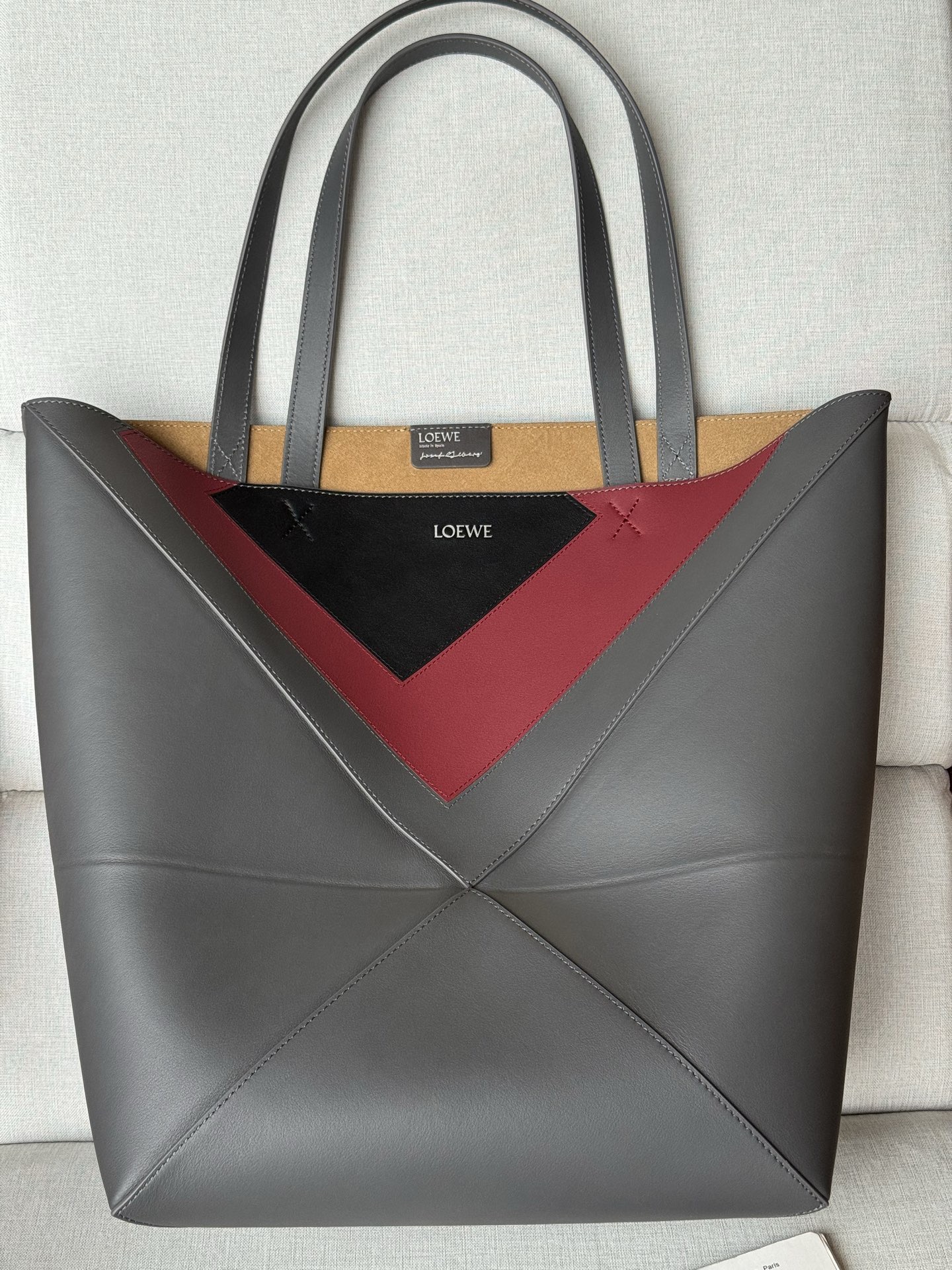 Сумка женская в стиле Loewe Puzzle Fold XL серого цвета с контрастной отделкой