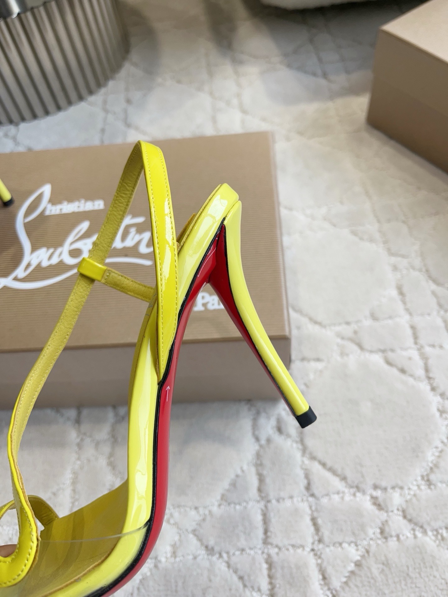 Босоножки женские в стиле Christian Louboutin So Kate желтого цвета
