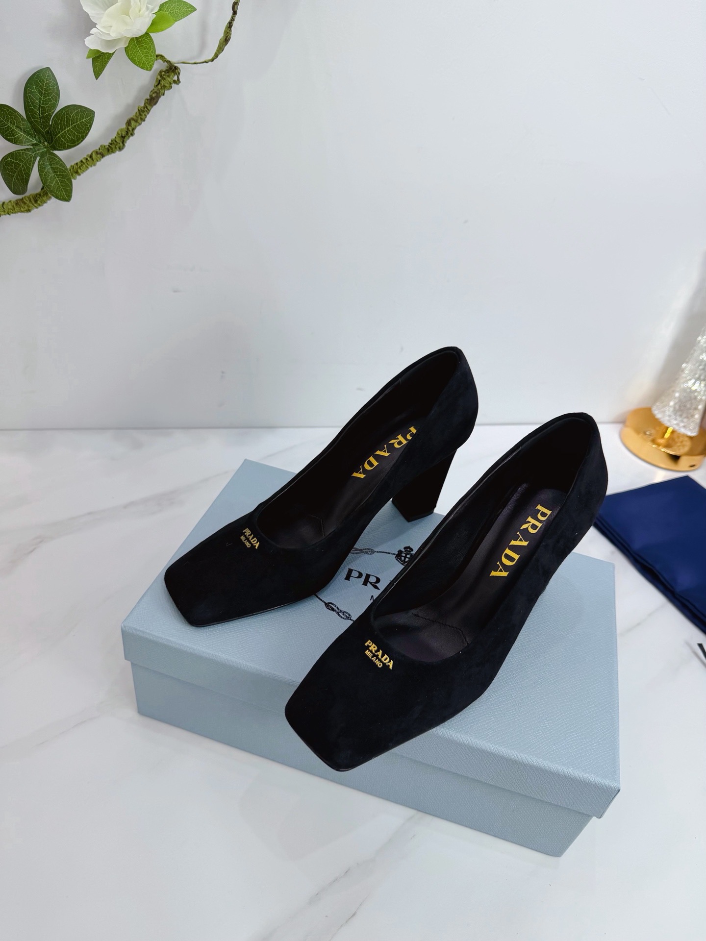 Туфли женские Prada из натуральной замши чёрного цвета
