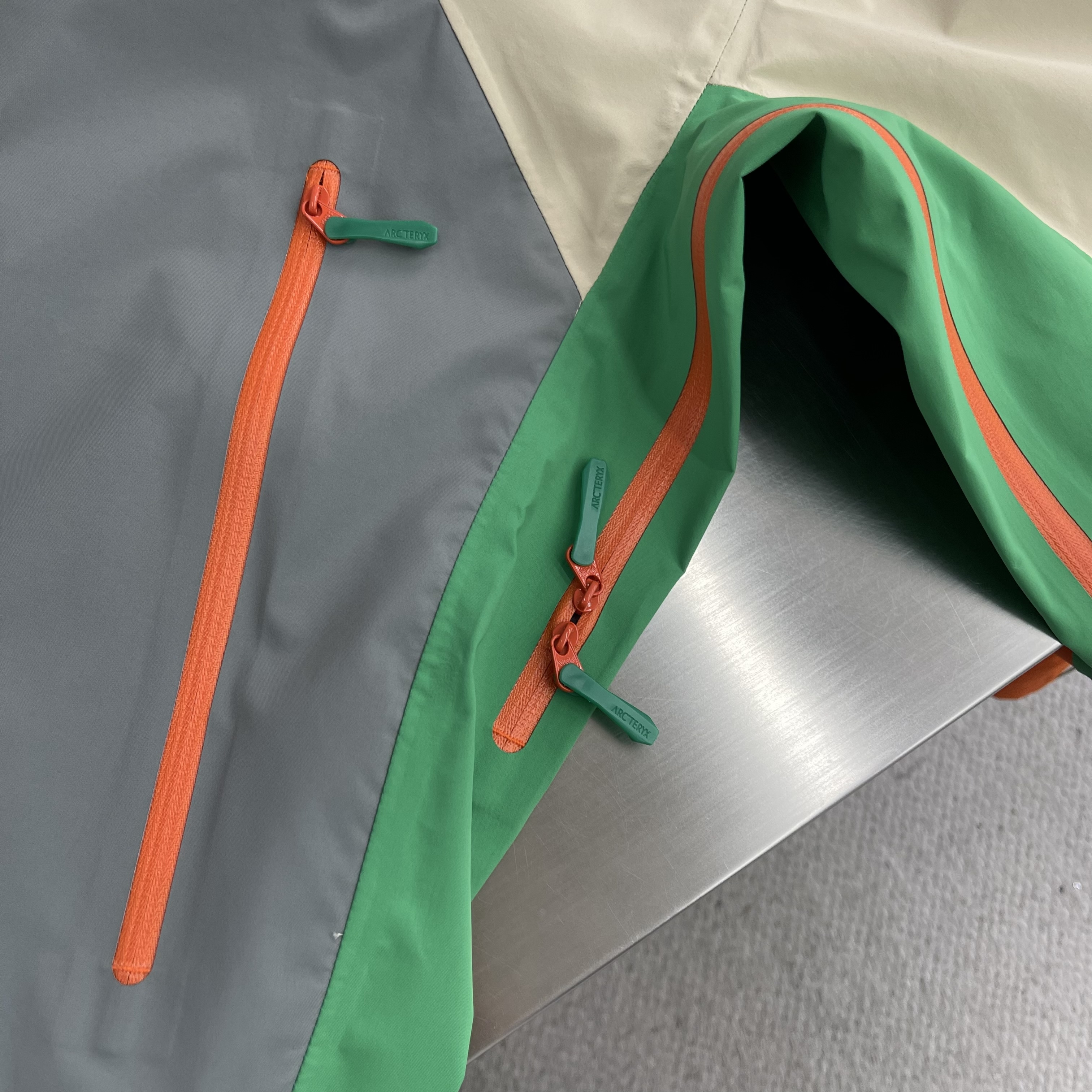 Куртка унисекс в стиле Arc’teryx Beta Lightweight  бежево-серый цвета