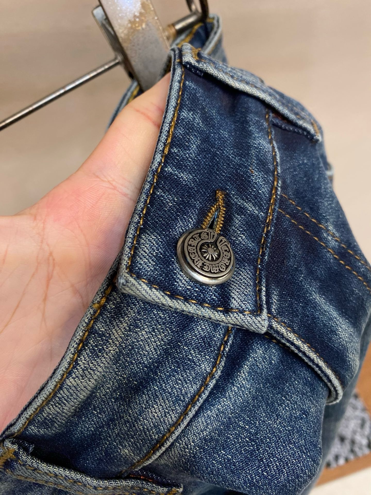 Джинсы мужские Chrome Hearts синего цвета прямого кроя с вышивкой и фирменной фурнитурой
