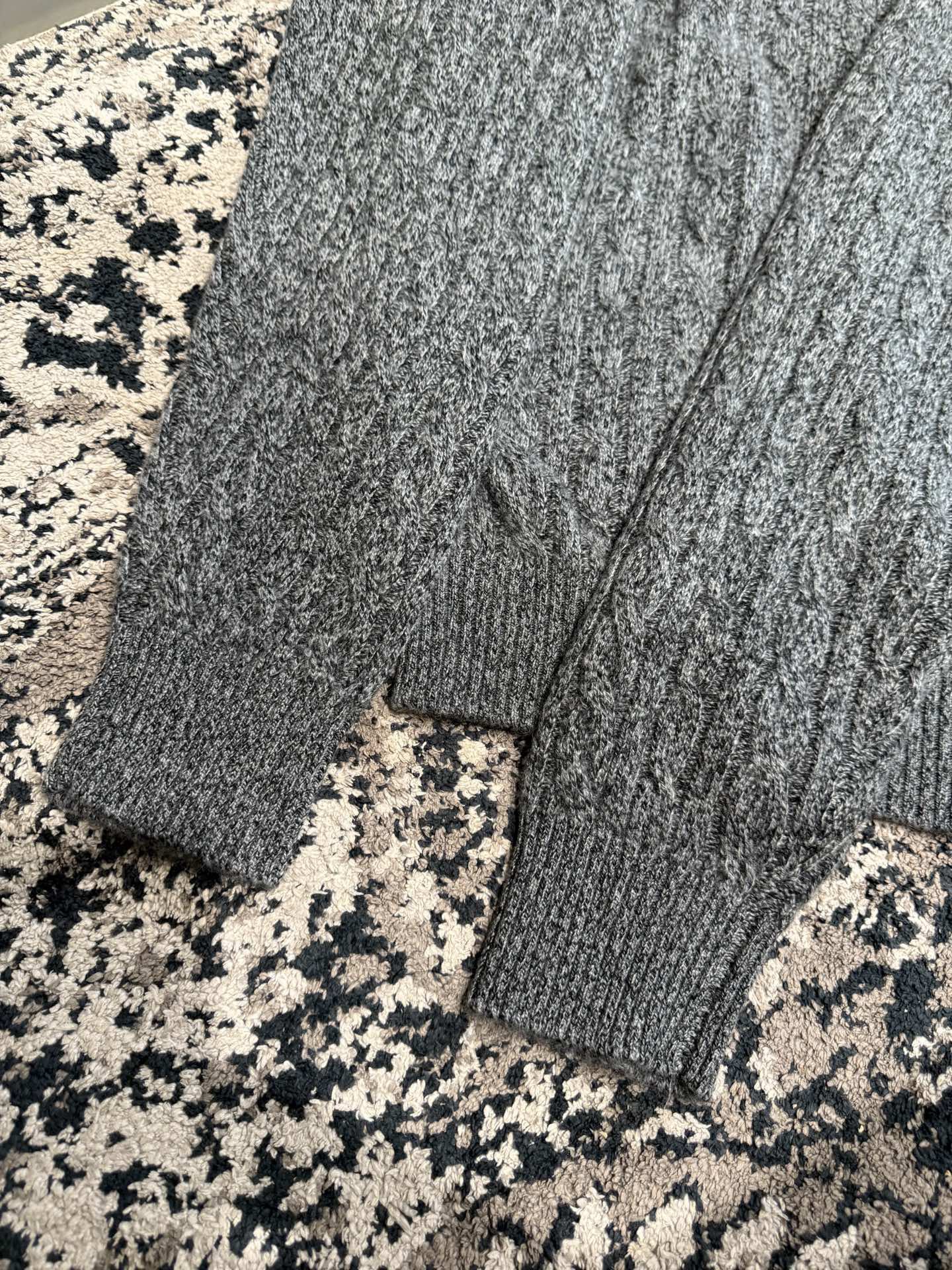 Свитер мужской в стиле Loro Piana полувысокий ворот из 100% шерсти серого цвета с молнией