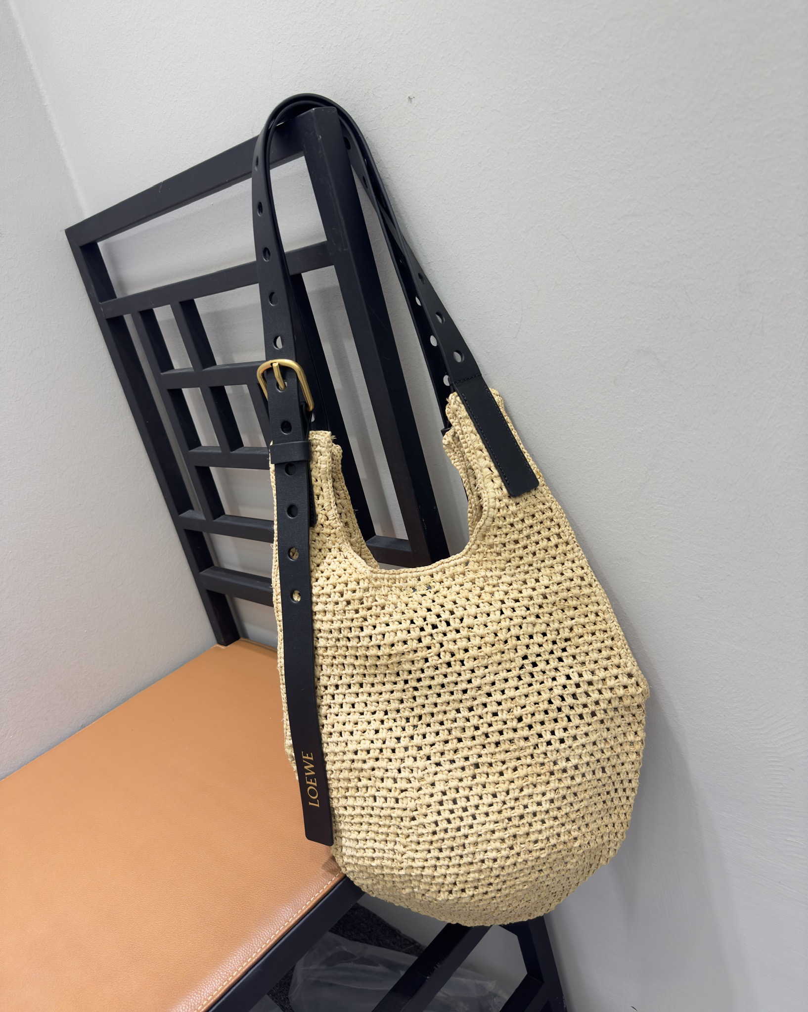 Сумка женская в стиле Loewe  с кожаным ремнём бежевого цвета