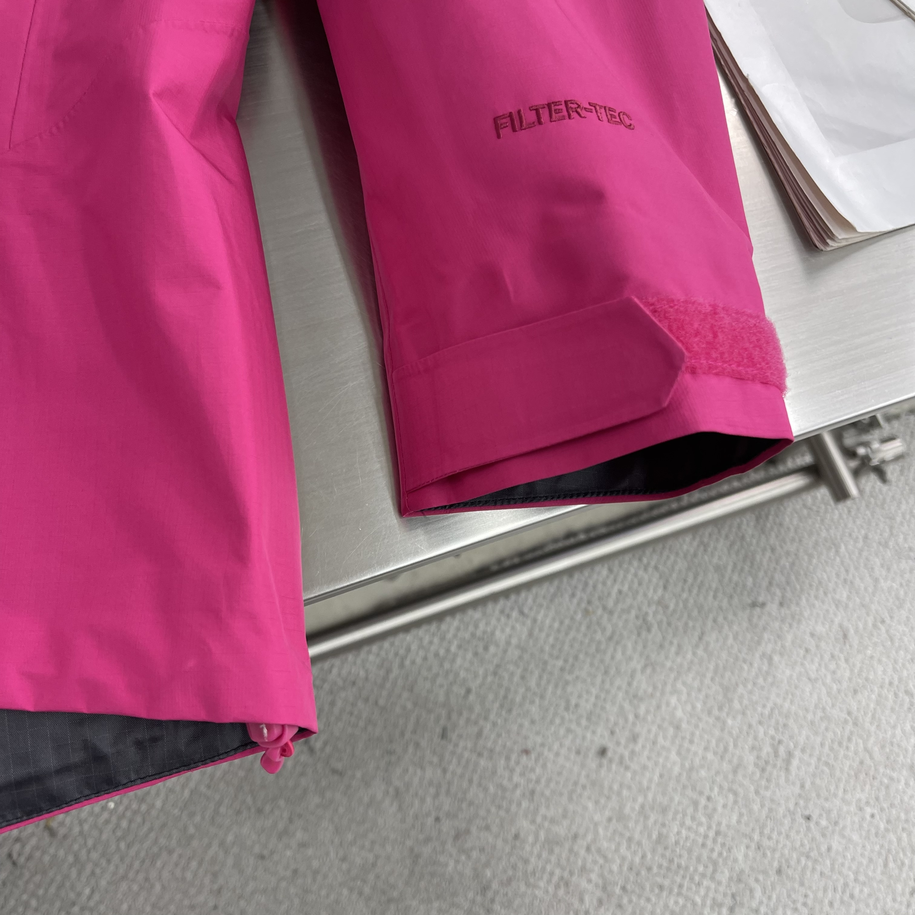 Куртка мужская Kailas softshell с капюшоном ярко-розового цвета водо- и ветрозащитная