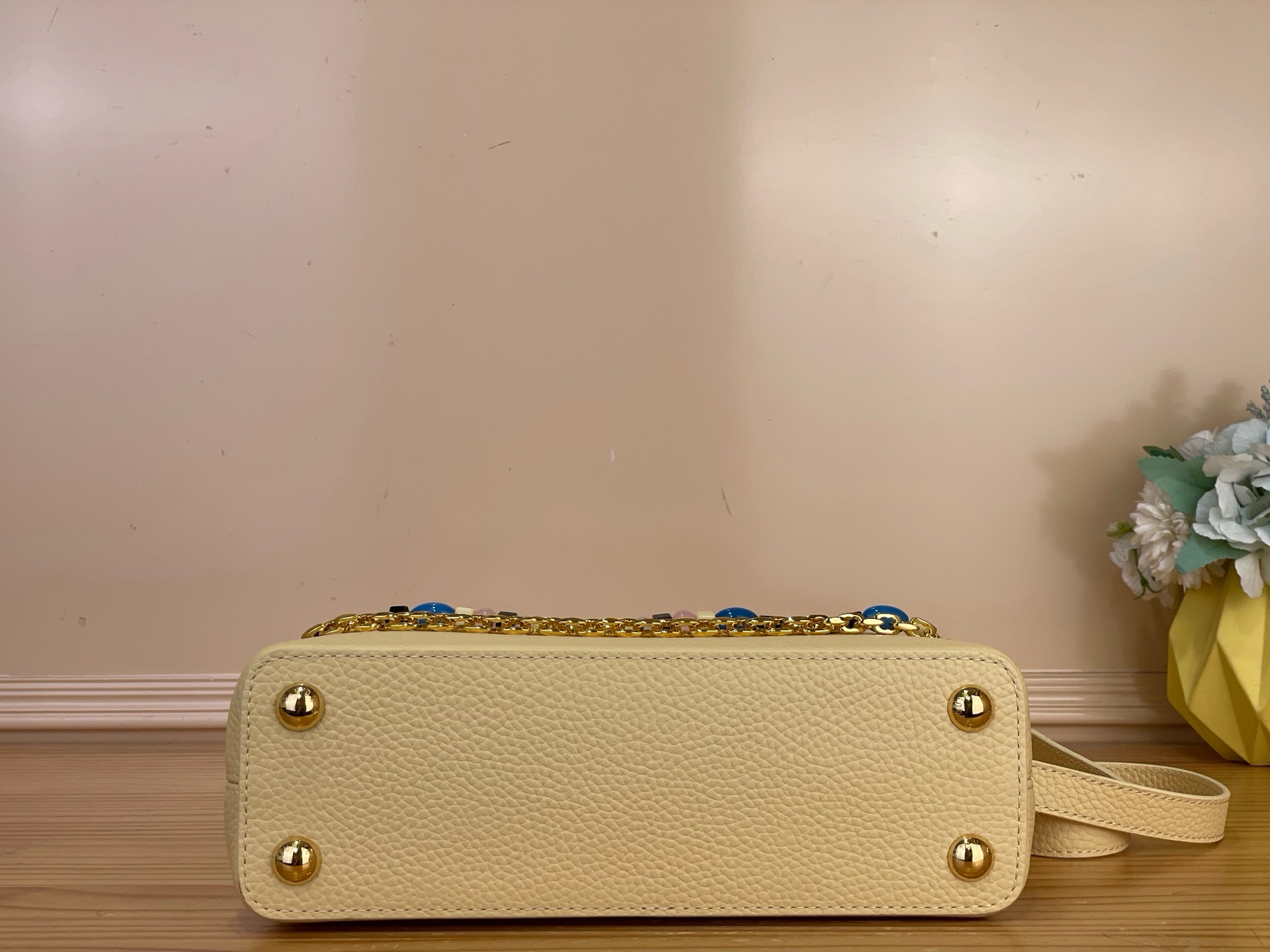 Сумка женская Louis Vuitton Capucines Mini жёлтого цвета