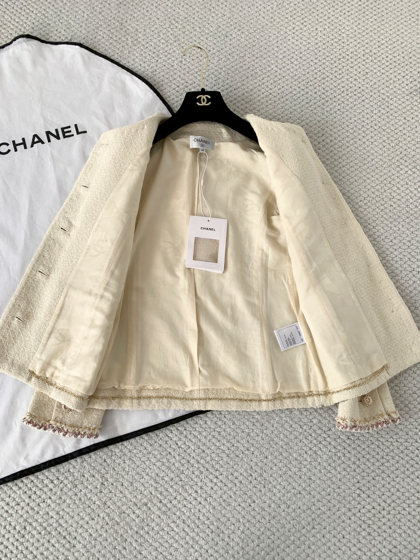 Жакет женский в стиле Chanel 26C молочно-белого цвета с декоративной тесьмой