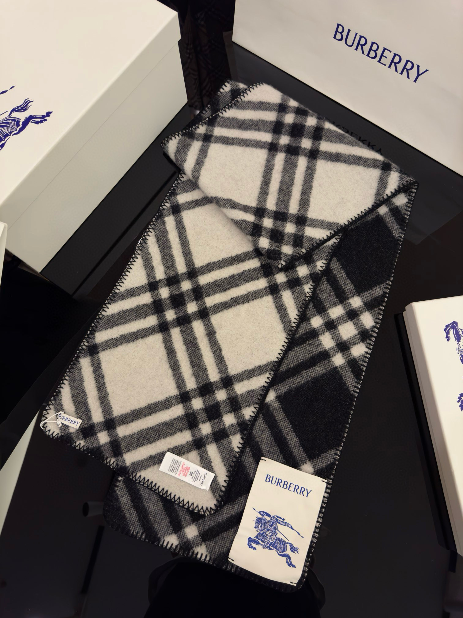 Шарф унисекс в стиле Burberry двусторонний из мягкой шерсти с диагональной клеткой чёрного  цвета