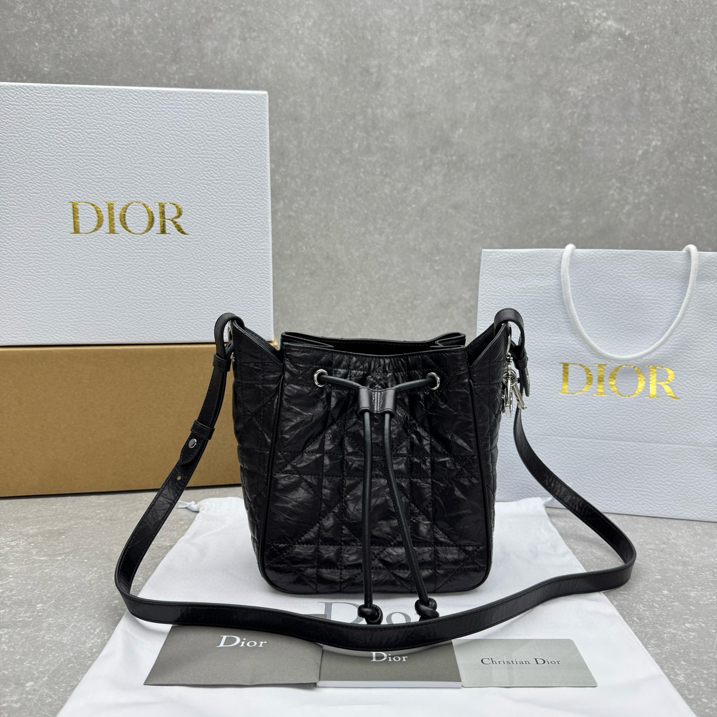 Сумка женская в стиле Dior D-Motion из натуральной кожи чёрного цвета с канвойным тиснением