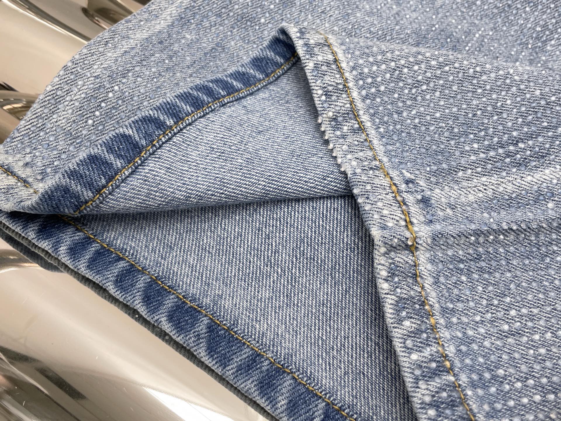 Джинсы женские в стиле Acne Studios из денима голубого цвета с декоративным кристальным покрытием