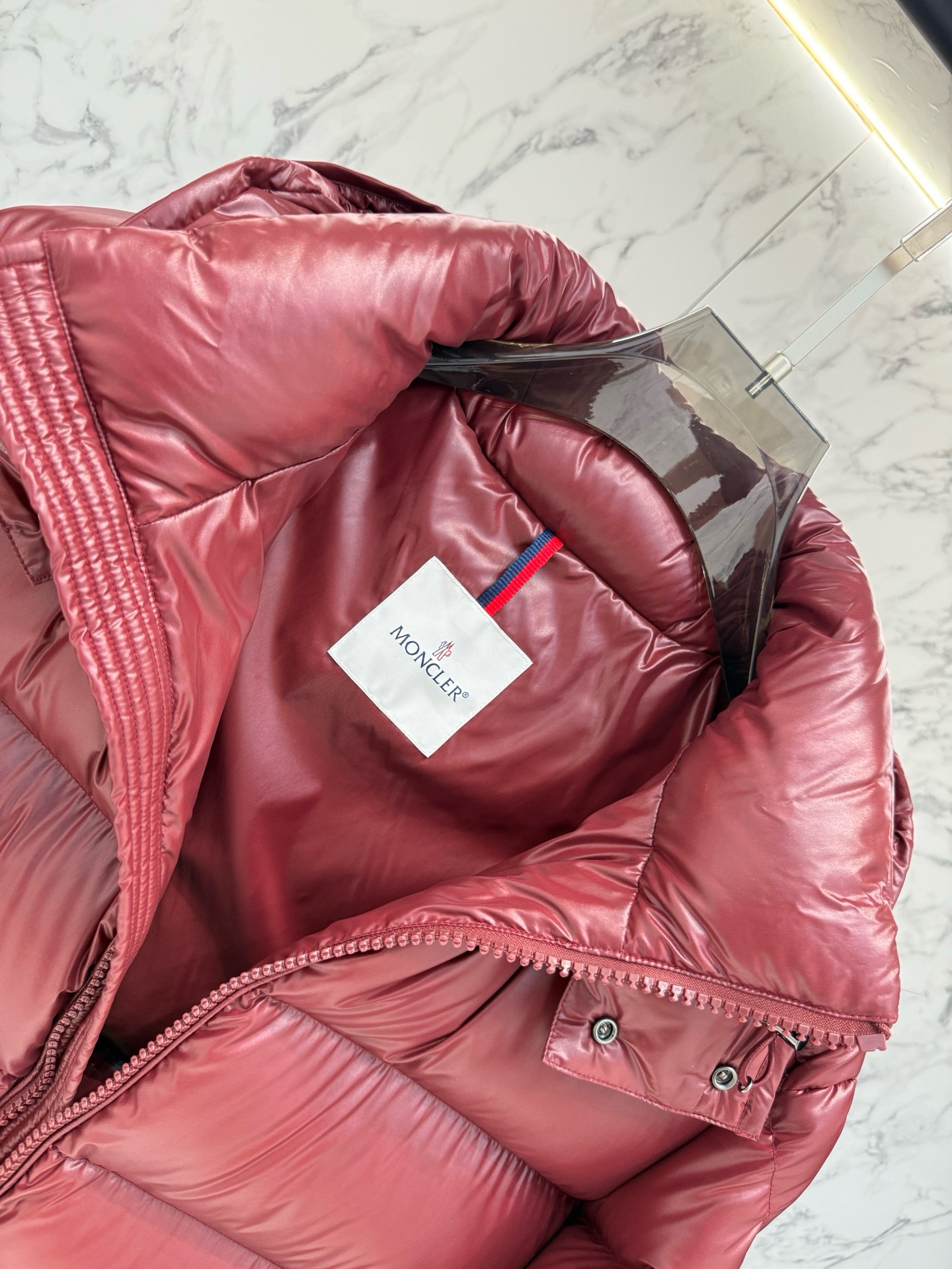 Пуховик мужской Moncler Maya бордового цвета с капюшоном и натуральным пухом