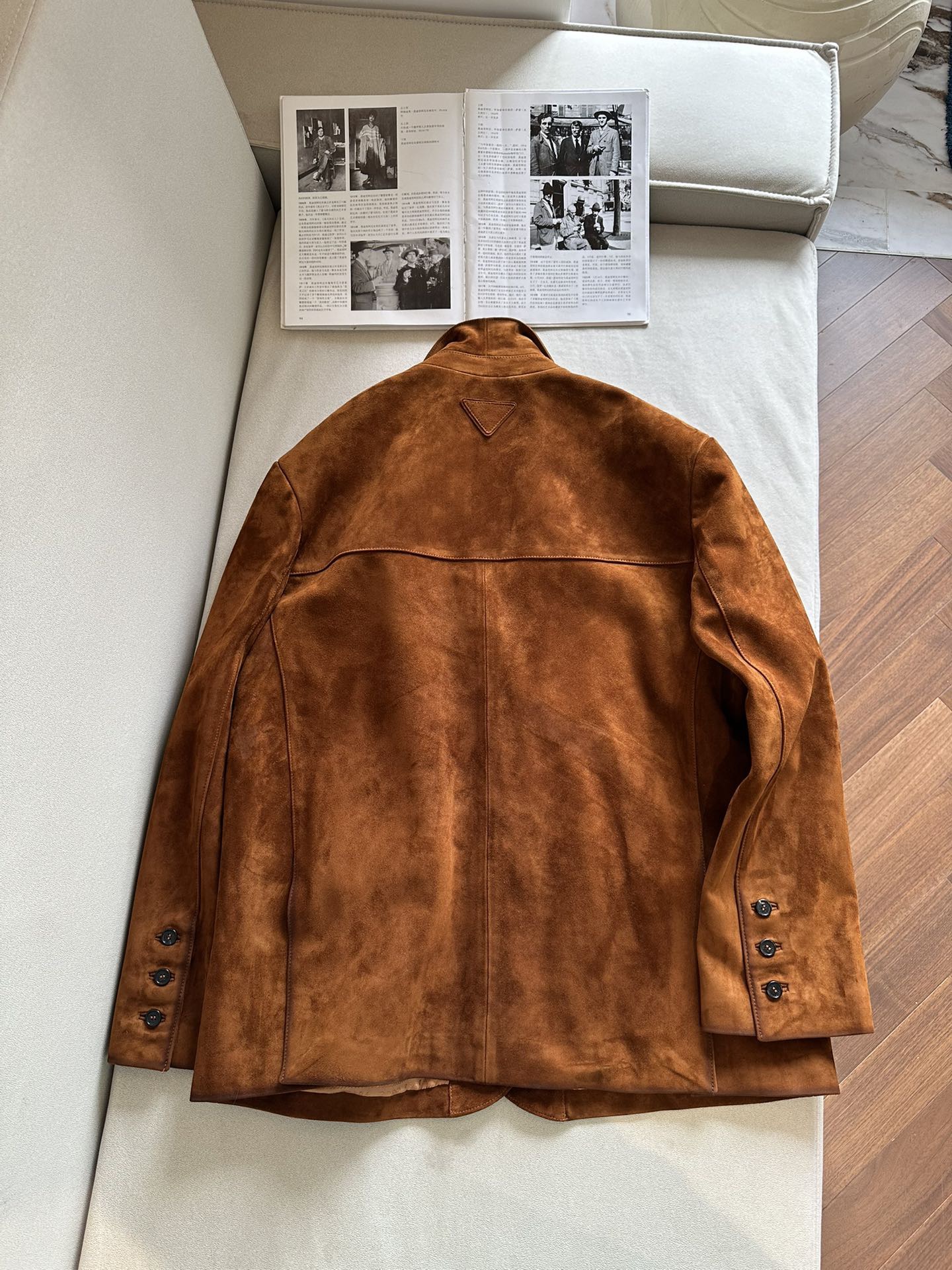 Куртка женская в стиле Prada из натуральной замши коричневого цвета с классическим кроем