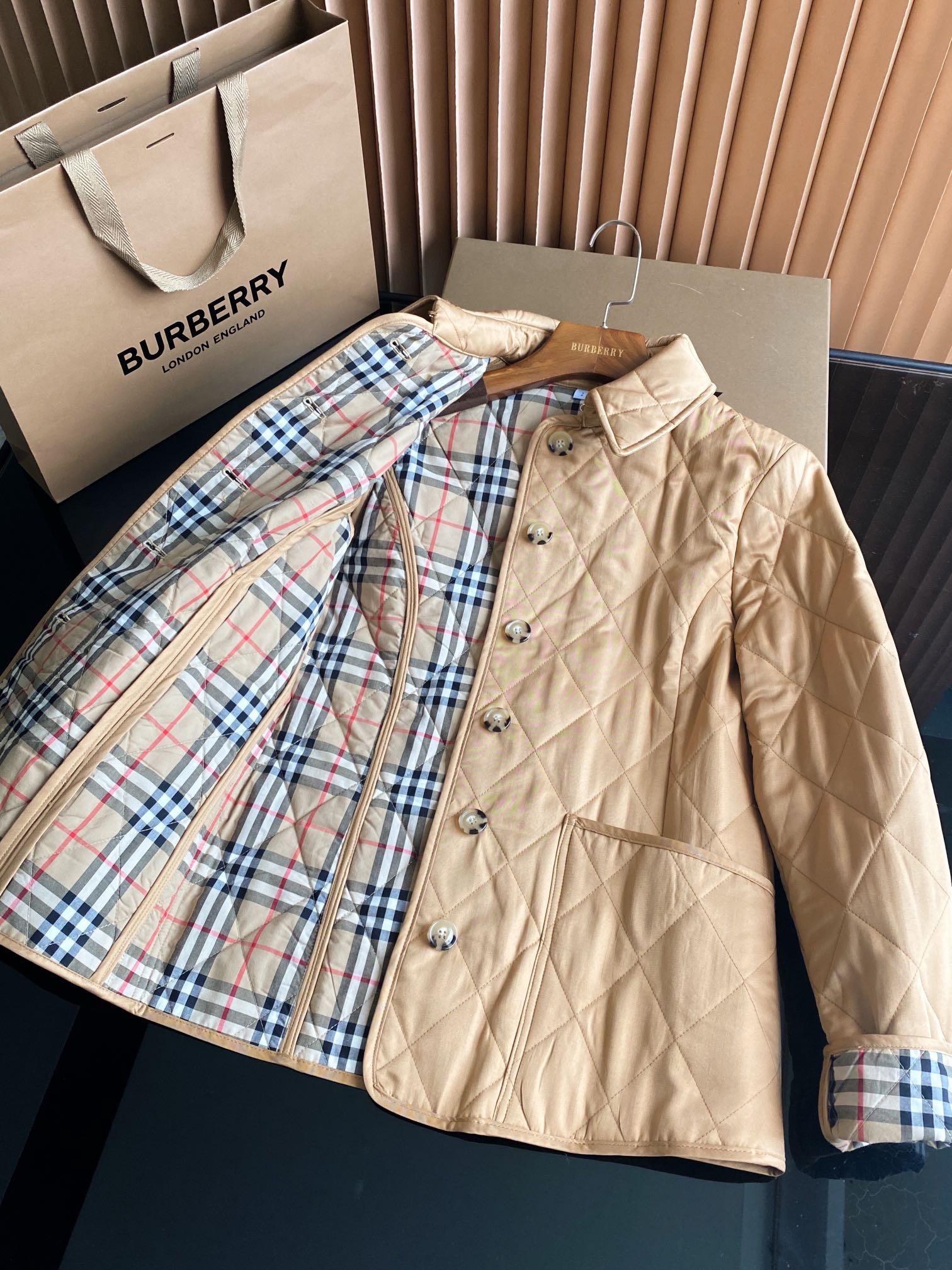 Куртка женская в стиле Burberry бежевого цвета