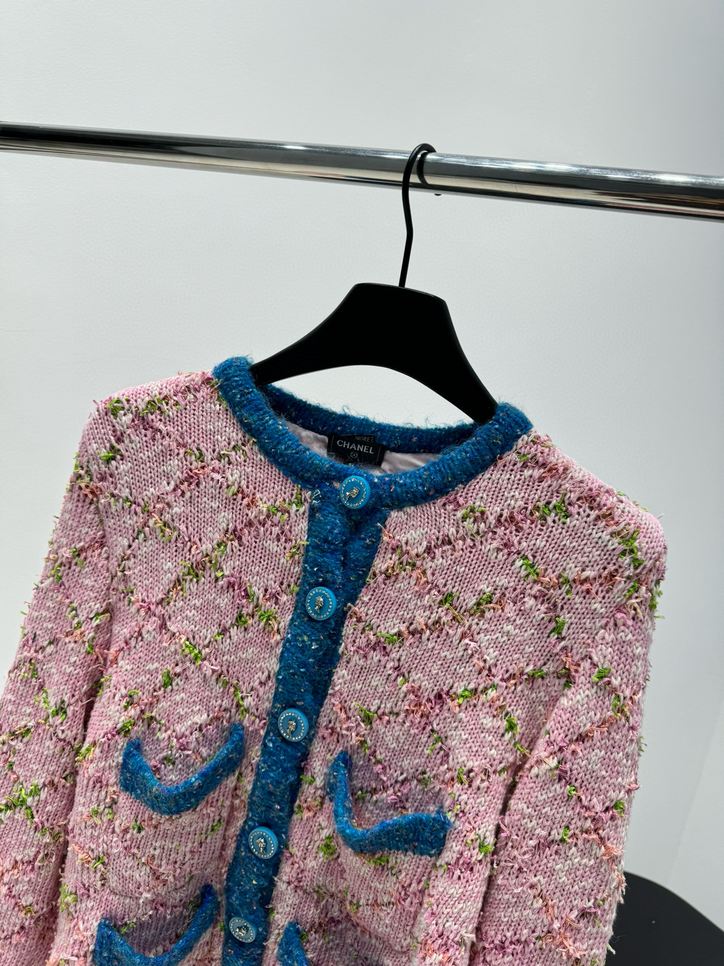 Кардиган женский в стиле Chanel из шерстяного твида розового цвета с контрастной отделкой