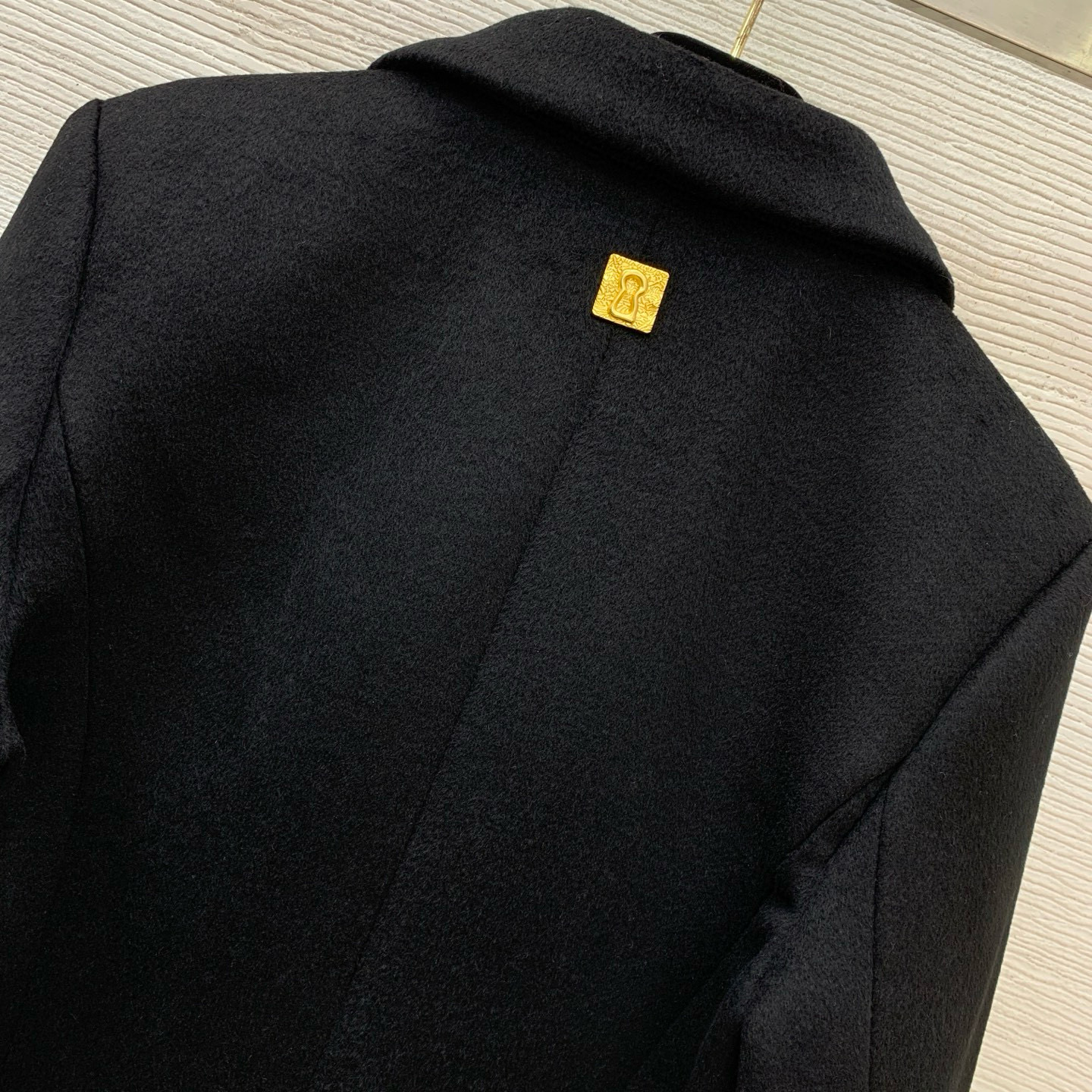 Пальто укороченное женское в стиле Schiaparelli  из шерсти с золотыми пуговицами чёрного цвета