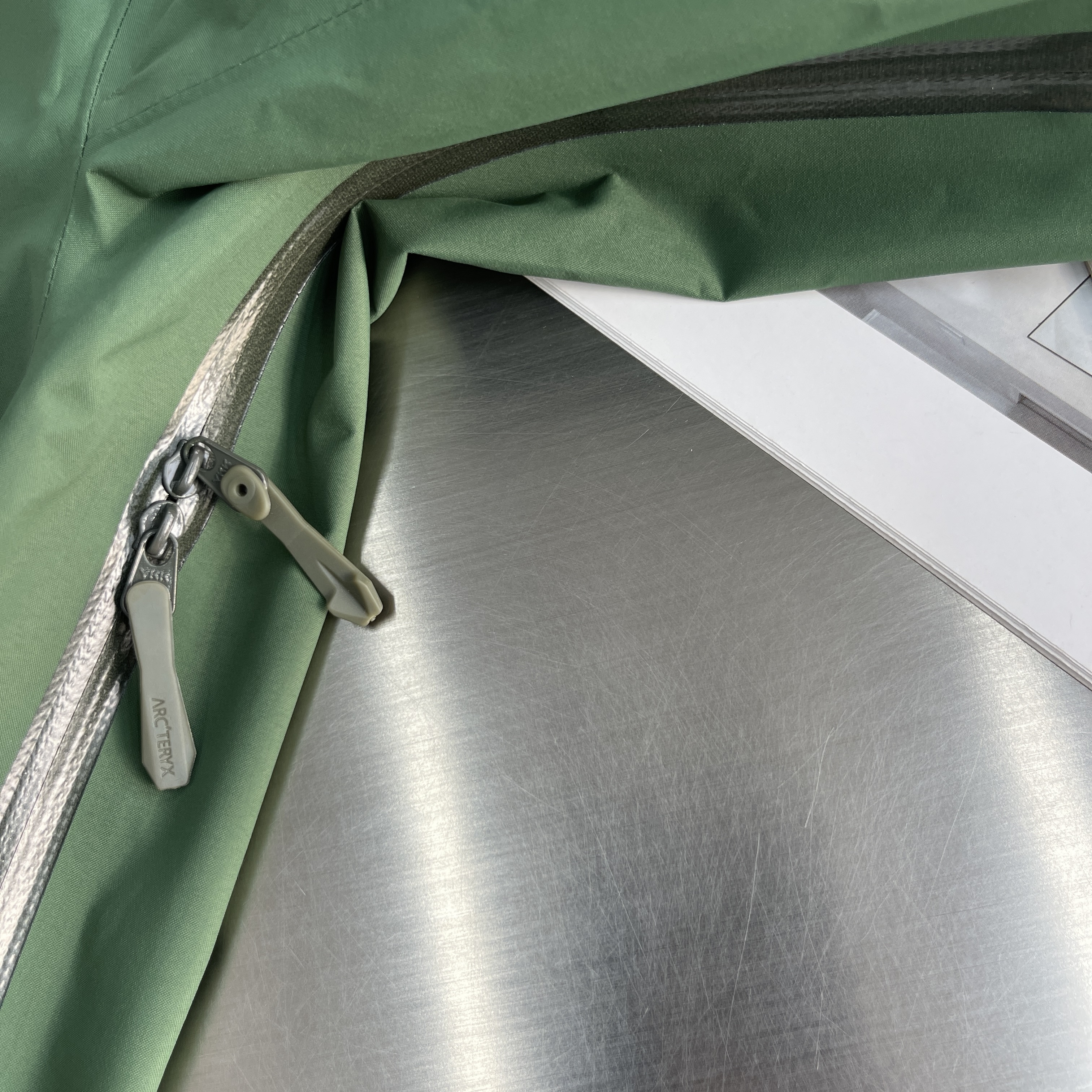 Куртка унисекс в стиле Arc’teryx Beta SL  зелёного цвета