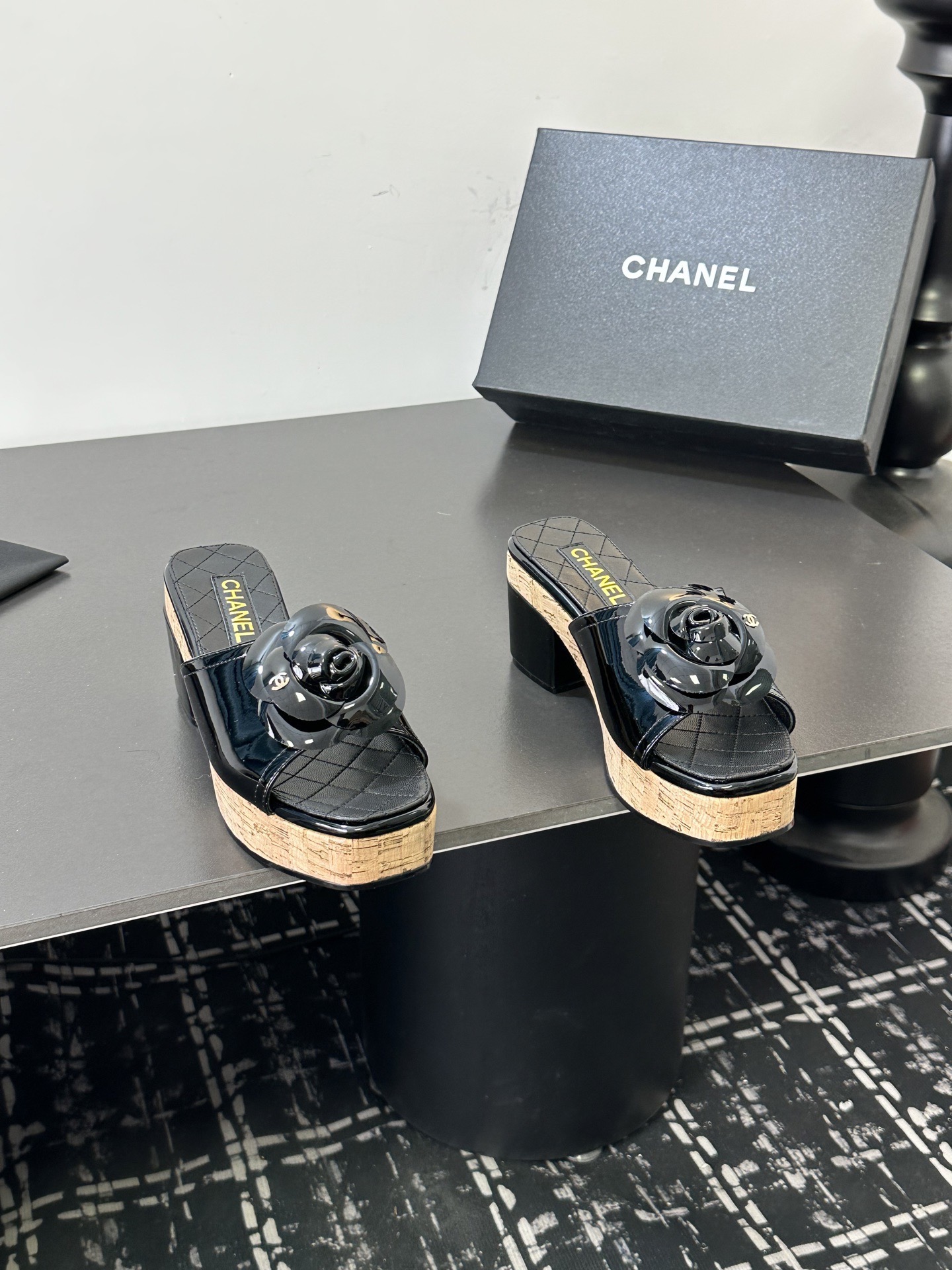 Мюли женские в стиле Chanel с цветком камелии из натуральной кожи чёрного цвета
