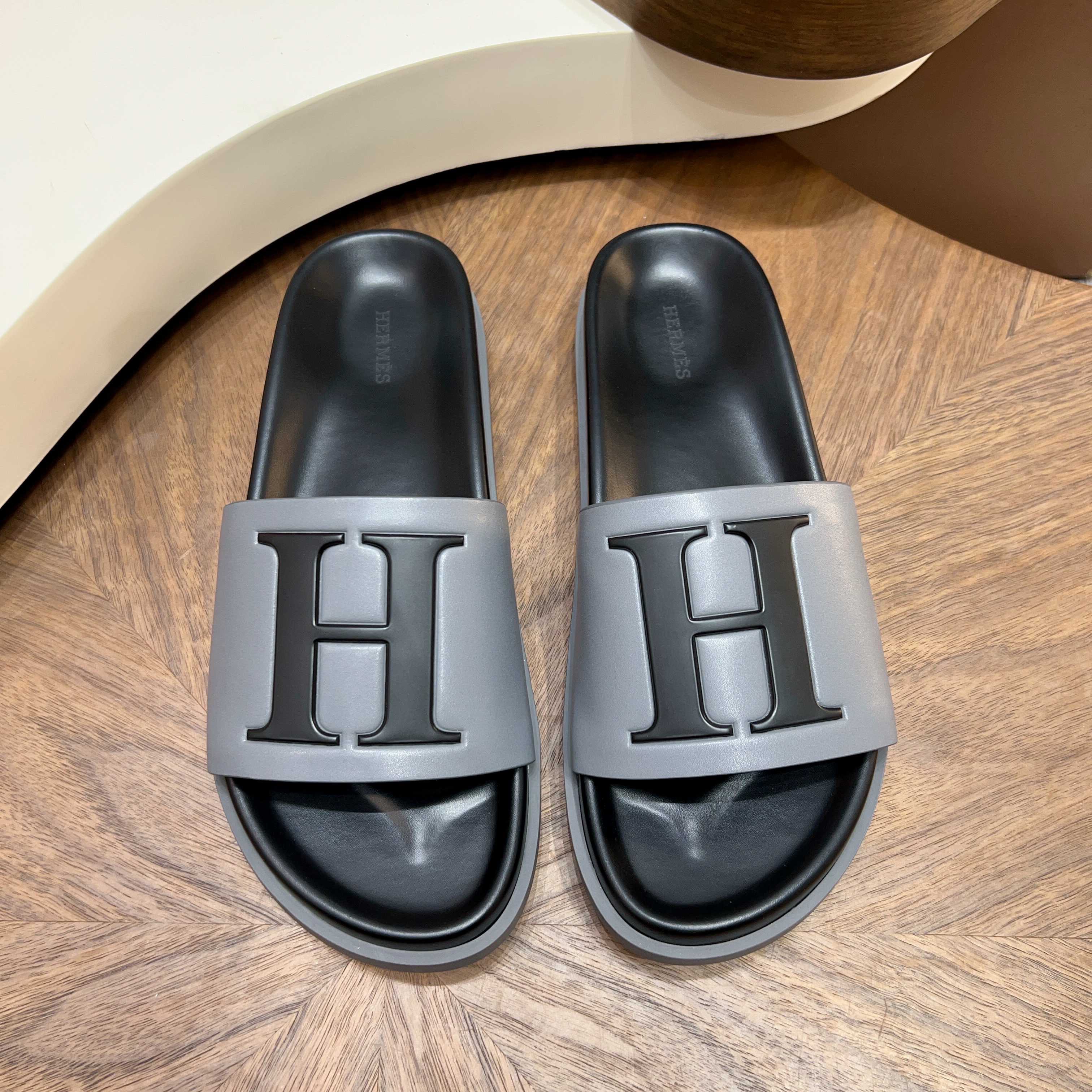 Шлёпанцы мужские в стиле Hermès Oran серого цвета