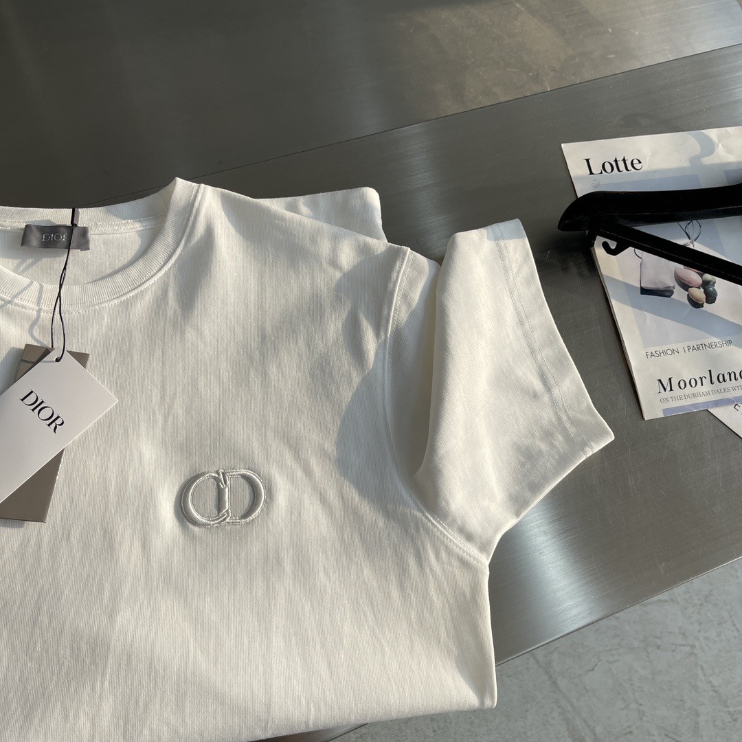 Футболка мужская в стиле Dior с вышивкой CD белого цвета
