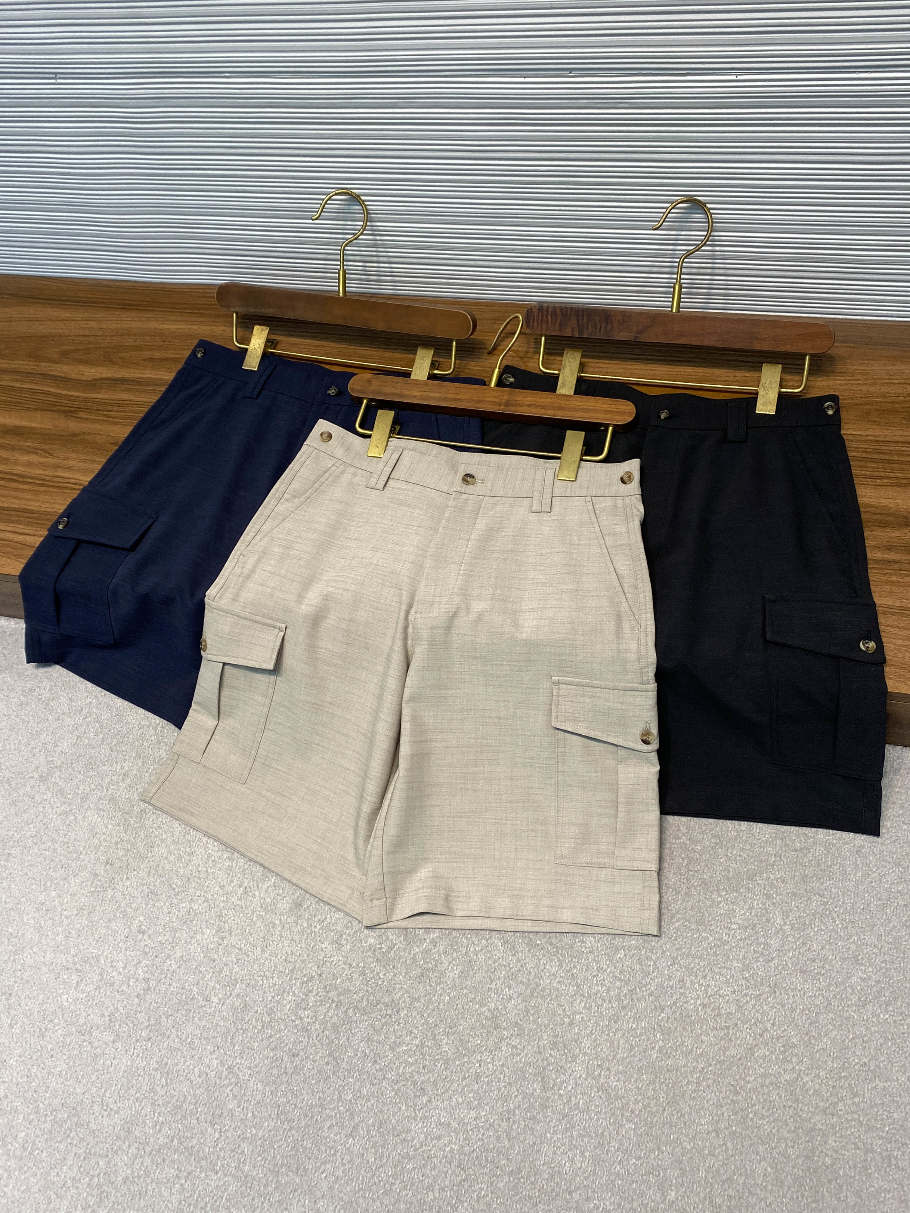 Шорты мужские в стиле Brunello Cucinelli бежевого цвета с накладными карманами