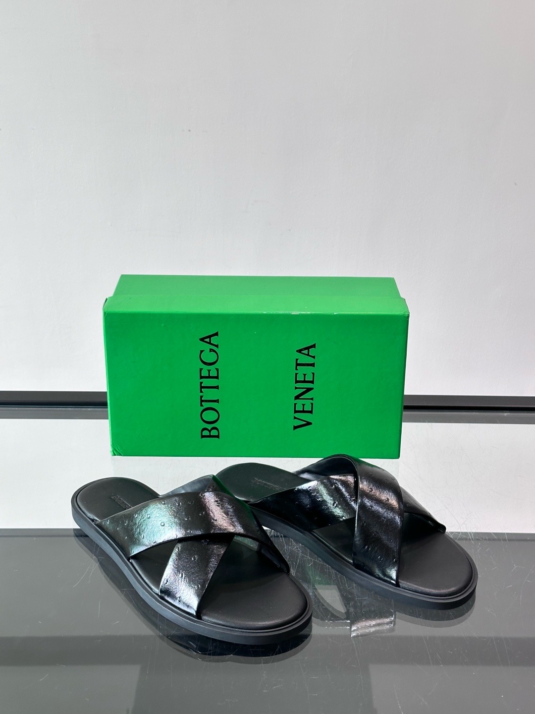 Шлепанцы мужские в стиле Bottega Veneta черного цвета