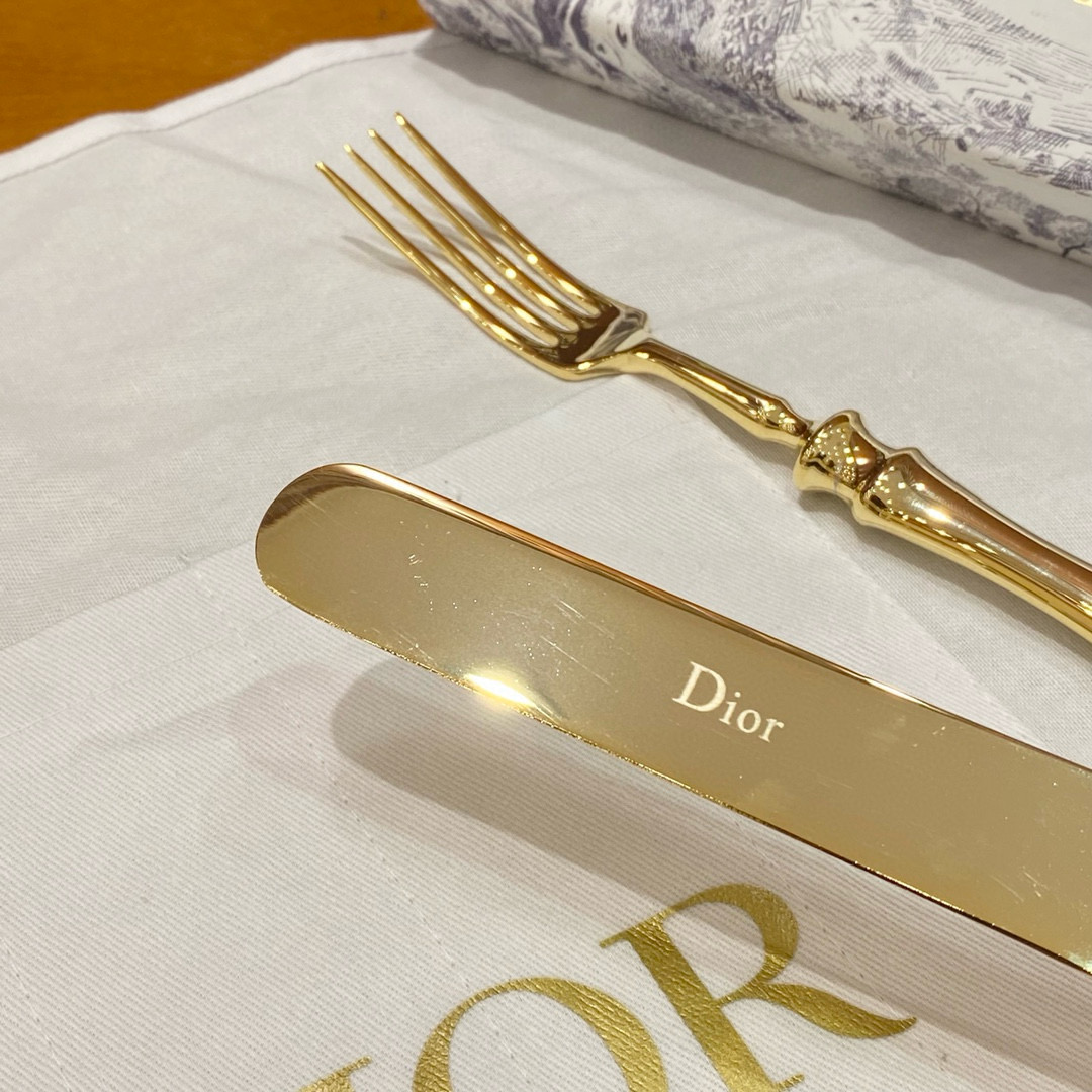 Набор столовых приборов в стиле Dior золотого цвета