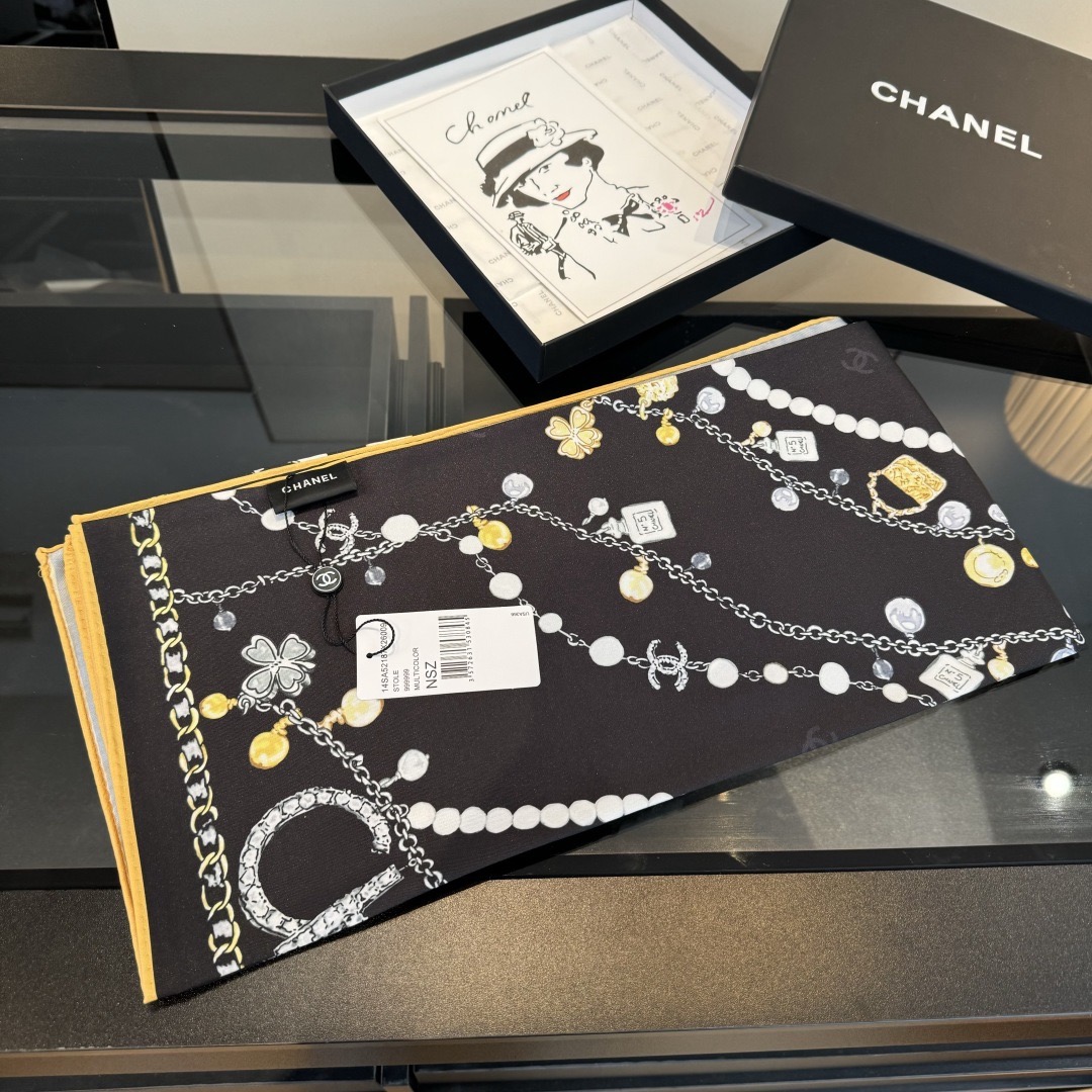 Платок женский в стиле Chanel из натурального шёлка 90×90 см чёрного цвета с декоративным принтом