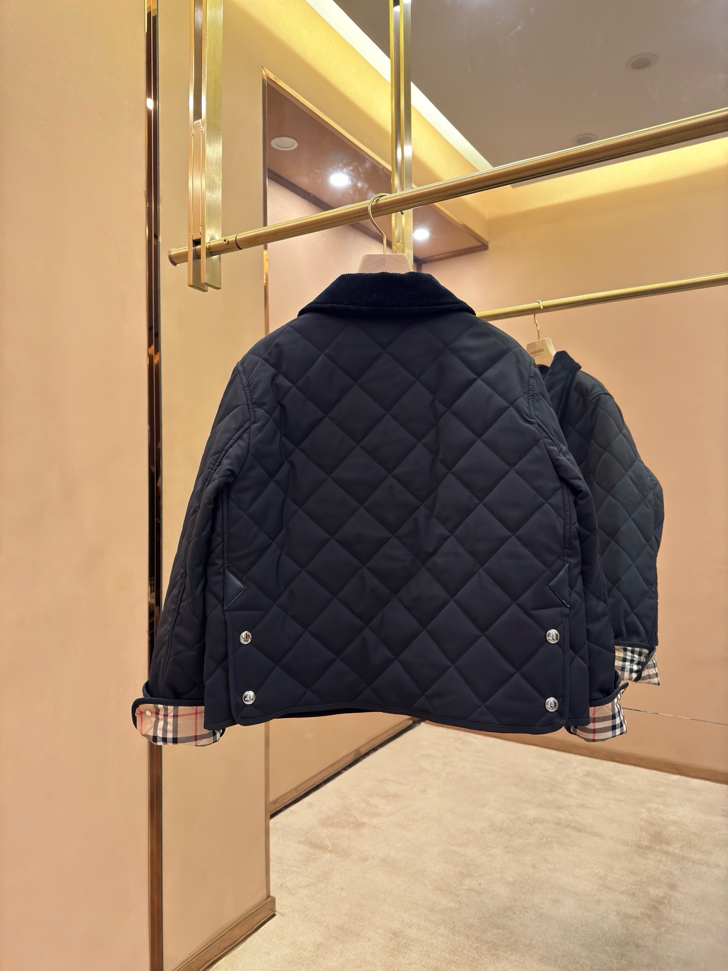 Куртка женская в стиле Burberry укороченная чёрного цвета с вельветовым воротником