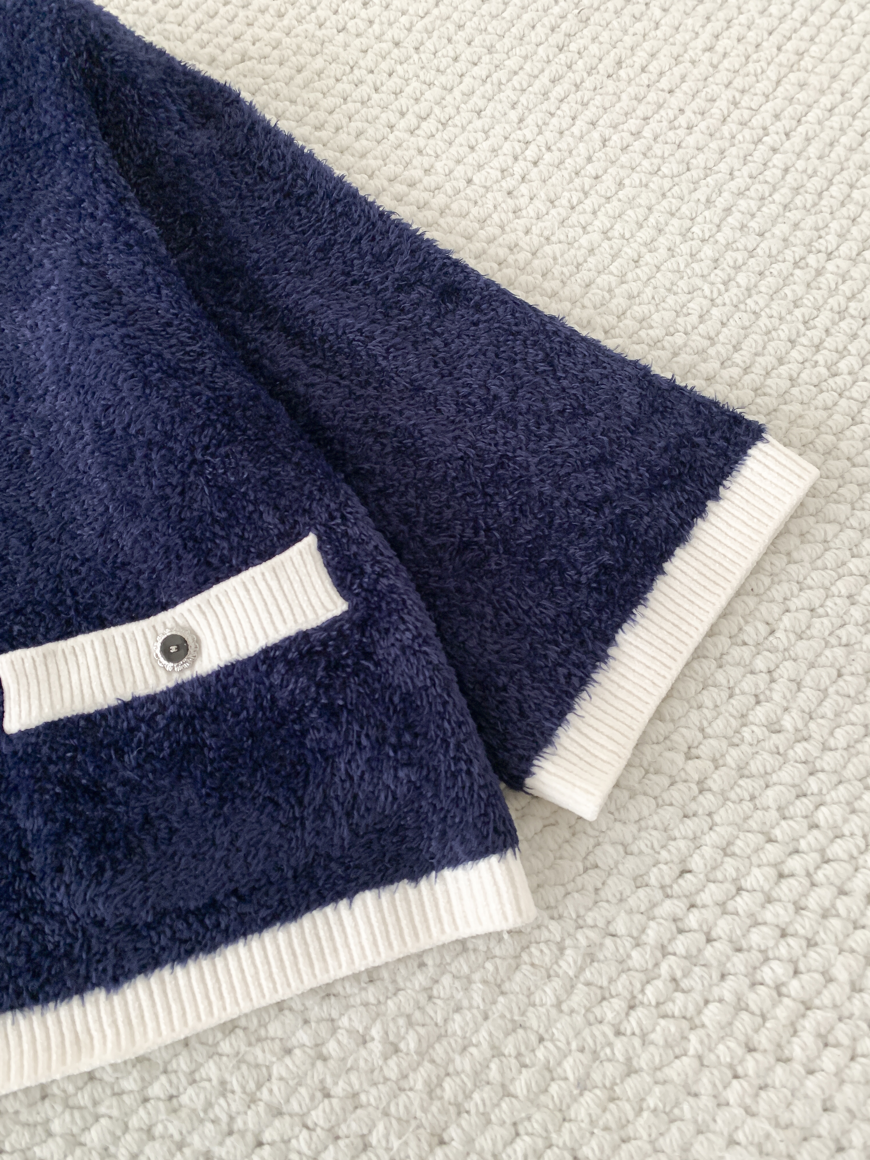 Кардиган женский в стиле Chanel тёмно-синего цвета с контрастной отделкой