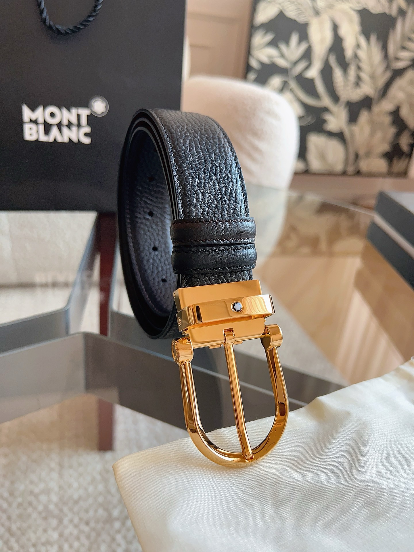 Ремень мужской Montblanc чёрного цвета двусторонний с золотистой пряжкой