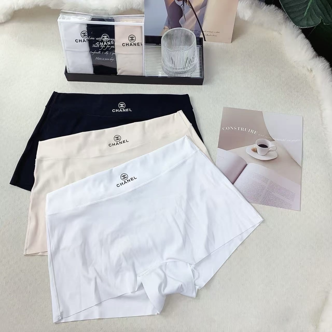 Трусы женские Chanel из хлопка и эластана в базовых цветах (набор 3 шт.)