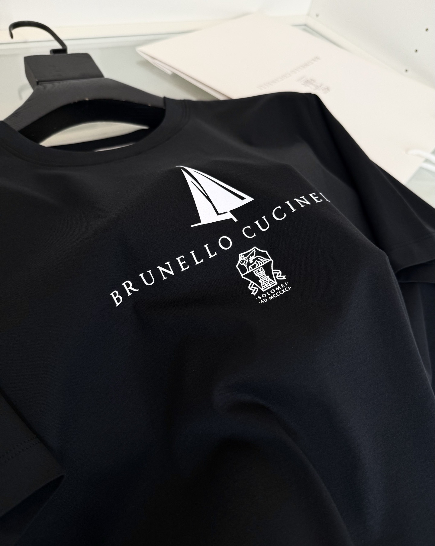 Футболка мужская Brunello Cucinelli Leisure JClass Yacht чёрного цвета с принтом