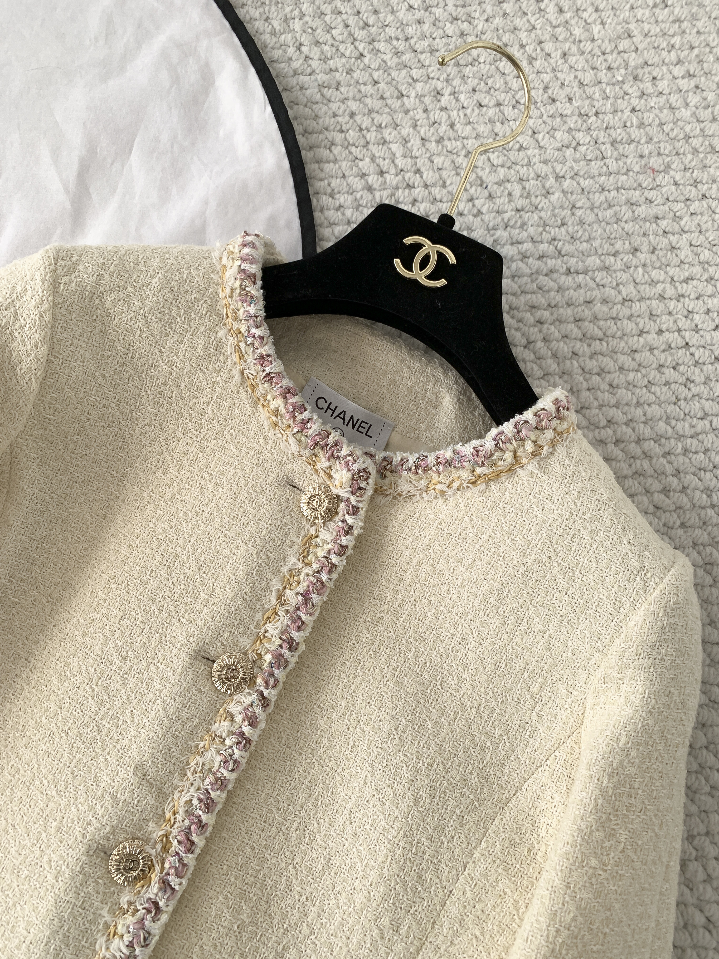 Жакет женский в стиле Chanel 26C молочно-белого цвета с декоративной тесьмой