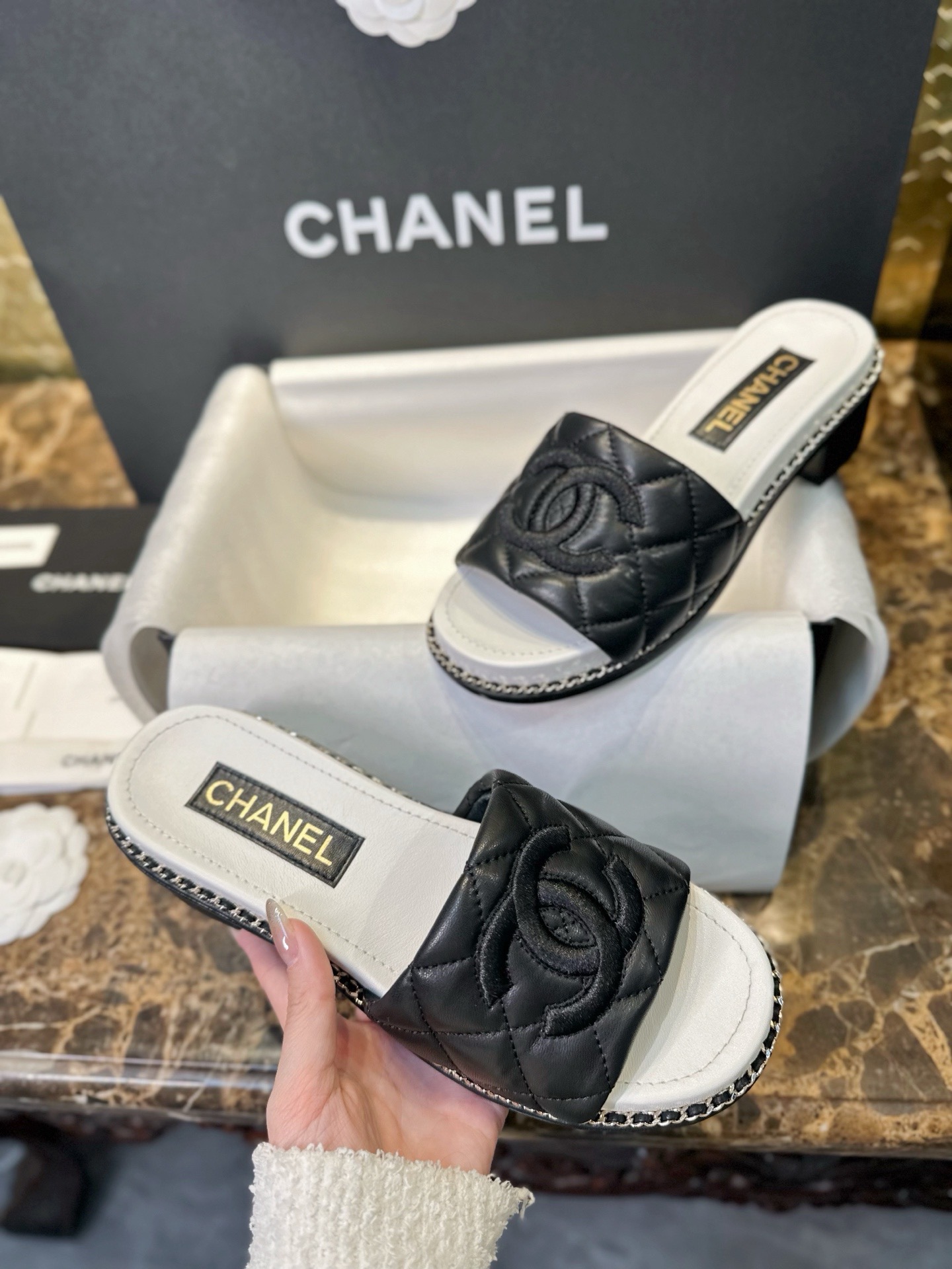 Мюли женские в стиле Chanel 25P чёрно-белого цвета