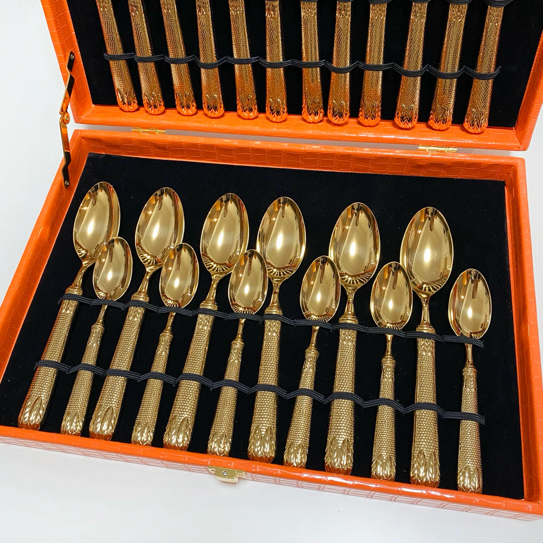 Набор столовых приборов в стиле Hermès золотого цвета в подарочном кейсе (24 предмета)