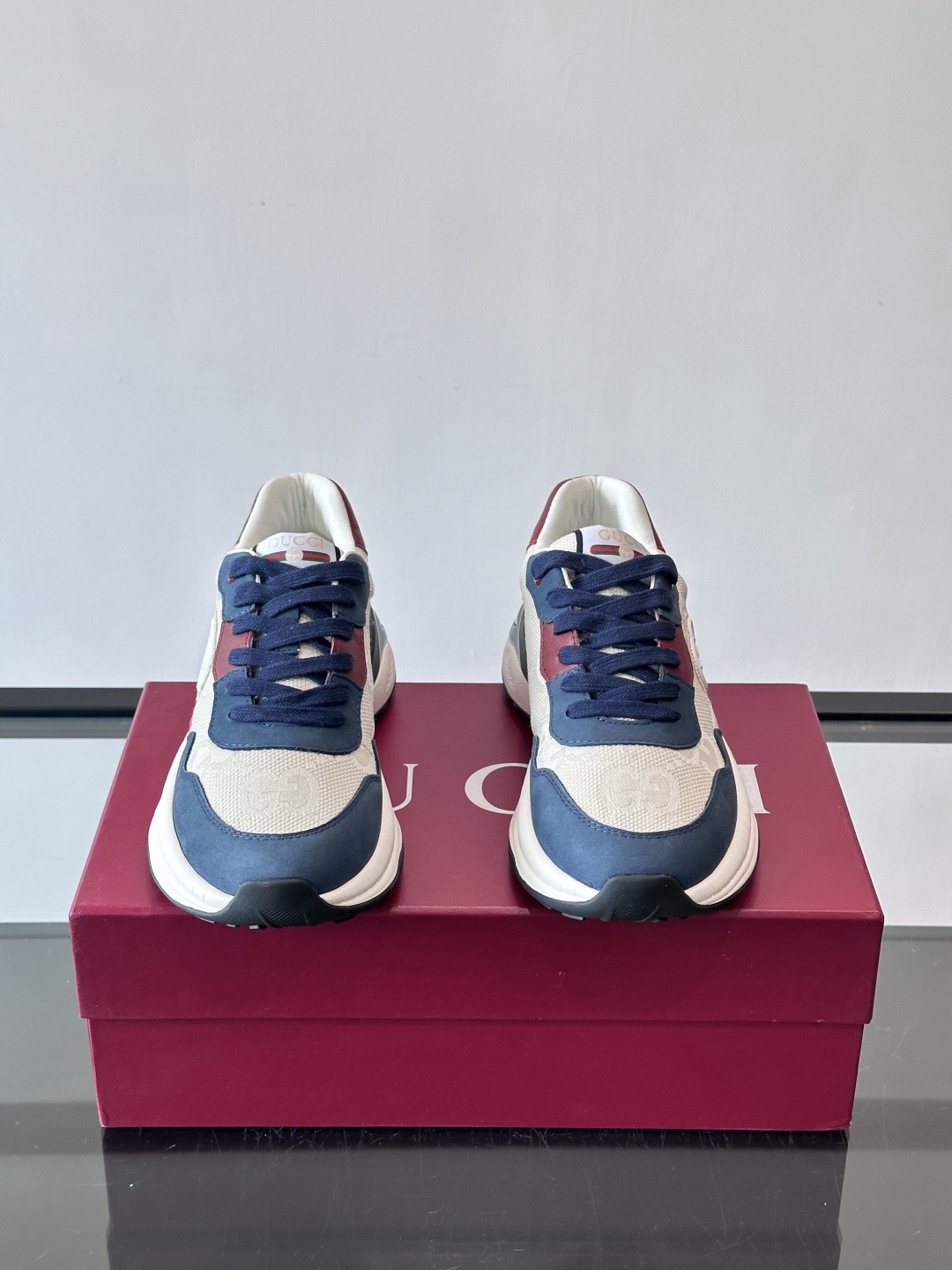 Кроссовки мужские в стиле Gucci бело-сине-красного цвета