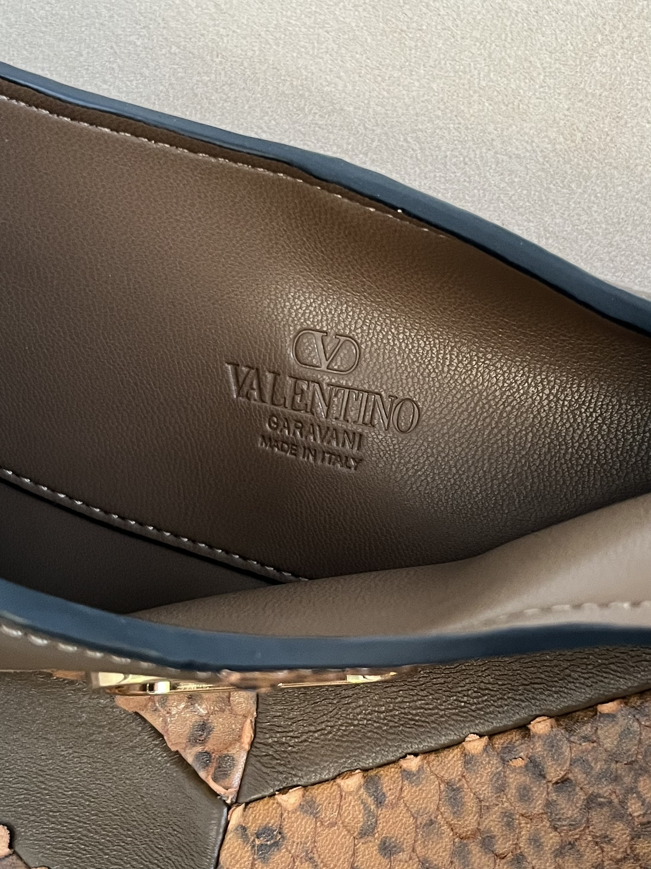 Сумка женская в стиле Valentino Garavani Hoboho Hobo коричневого цвета с фактурной отделкой(35 cм)