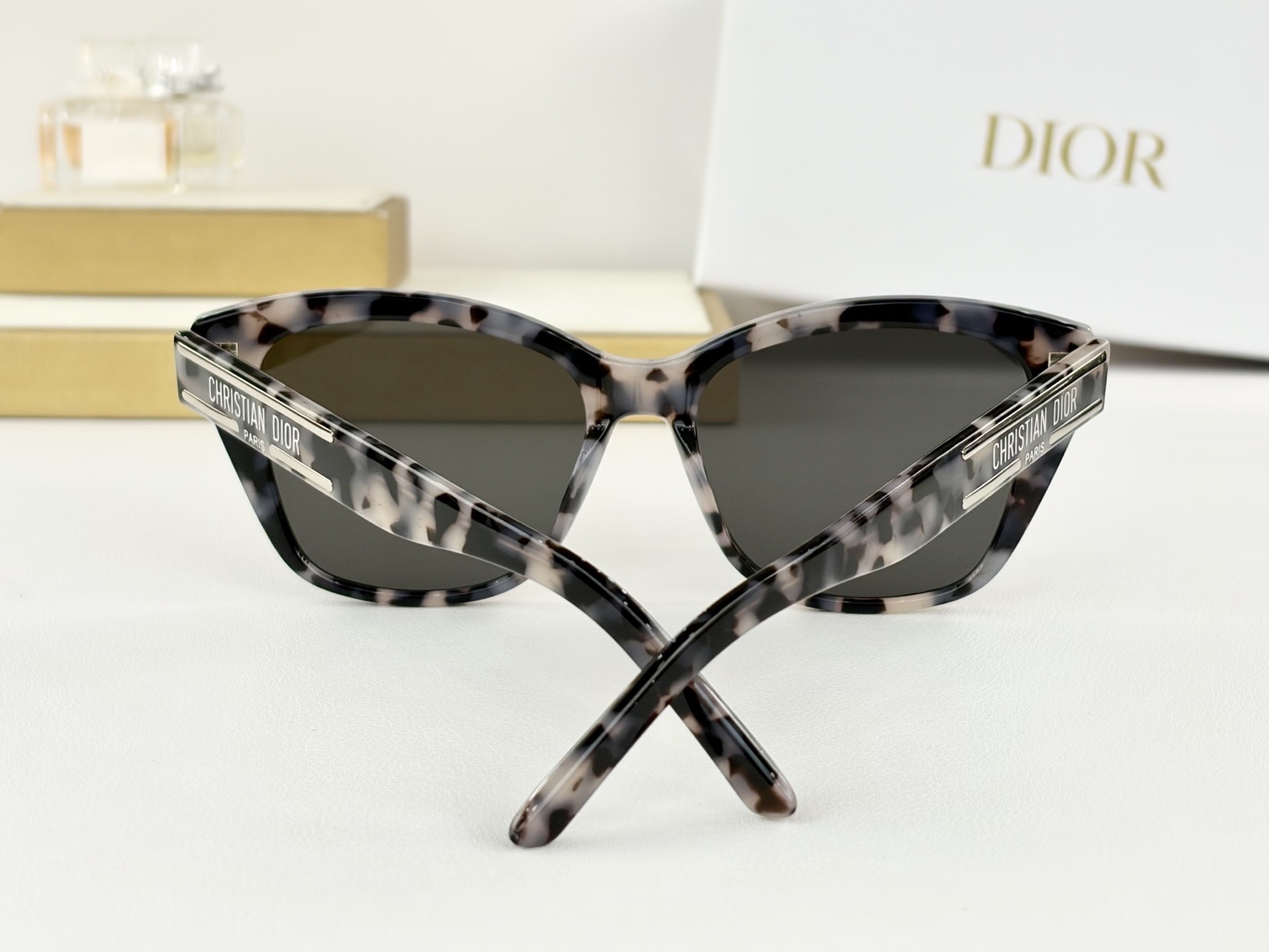 Очки солнцезащитные женские в стиле Dior DiorSignature B3I