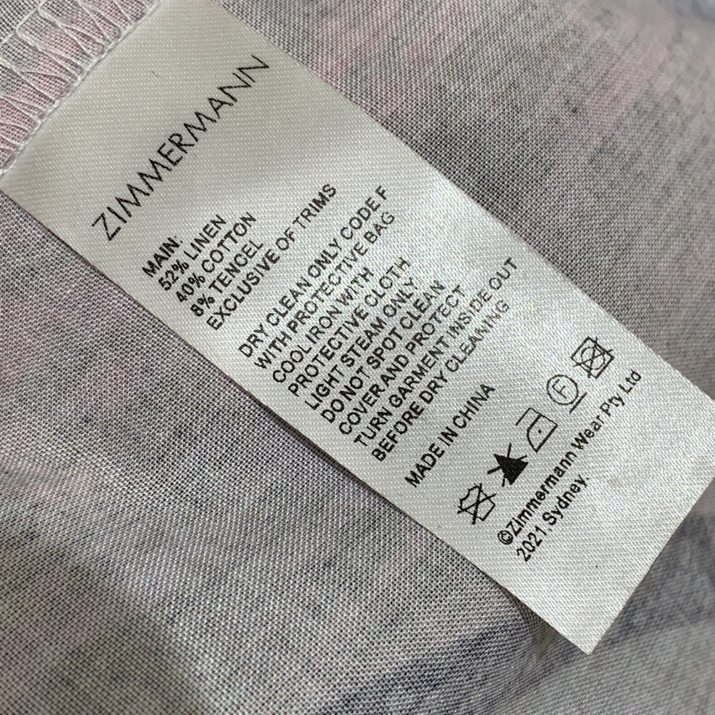 Костюм женский в стиле Zimmermann из лёгкой ткани с этническим принтом фиолетово-бежевого цвета с рубашкой и брюками