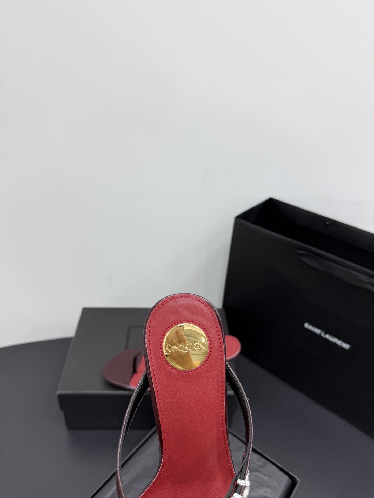 Босоножки женские в стиле Saint Laurent YSL красного цвета