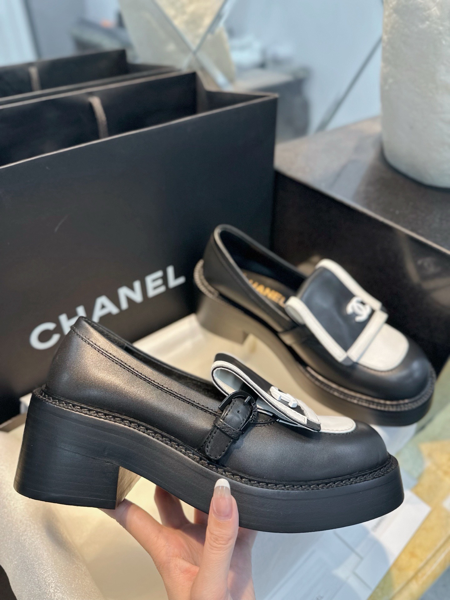 Лоферы женские Chanel 24B чёрно-белого цвета на утолщённой подошве