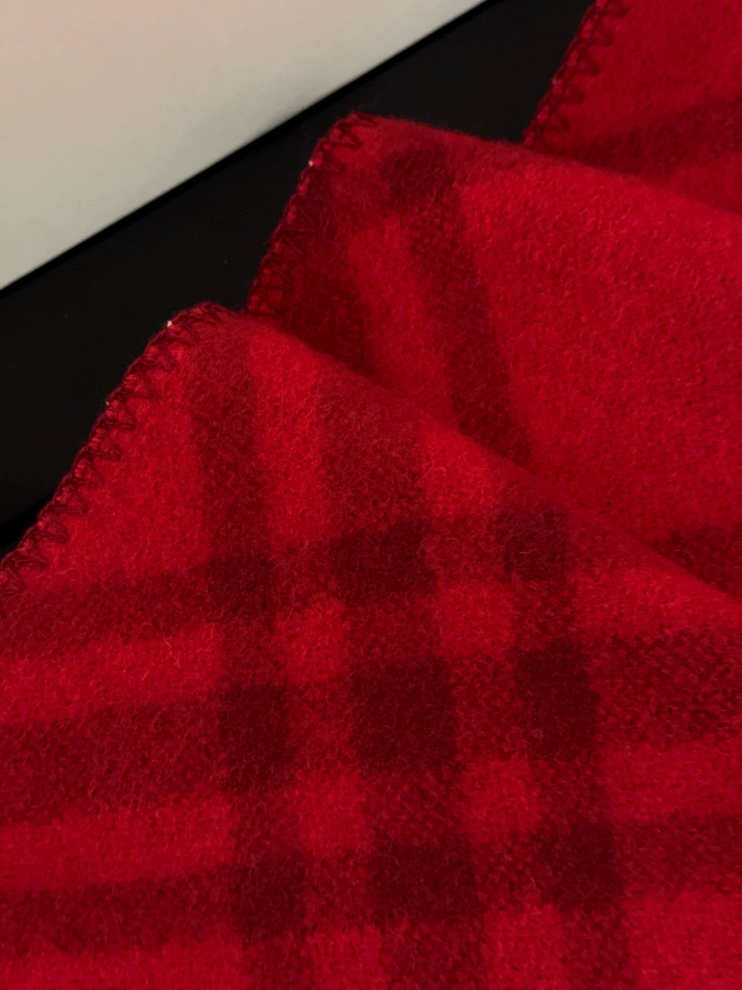 Шарф унисекс в стиле Burberry двусторонний из мягкой шерсти с диагональной клеткой красного  цвета