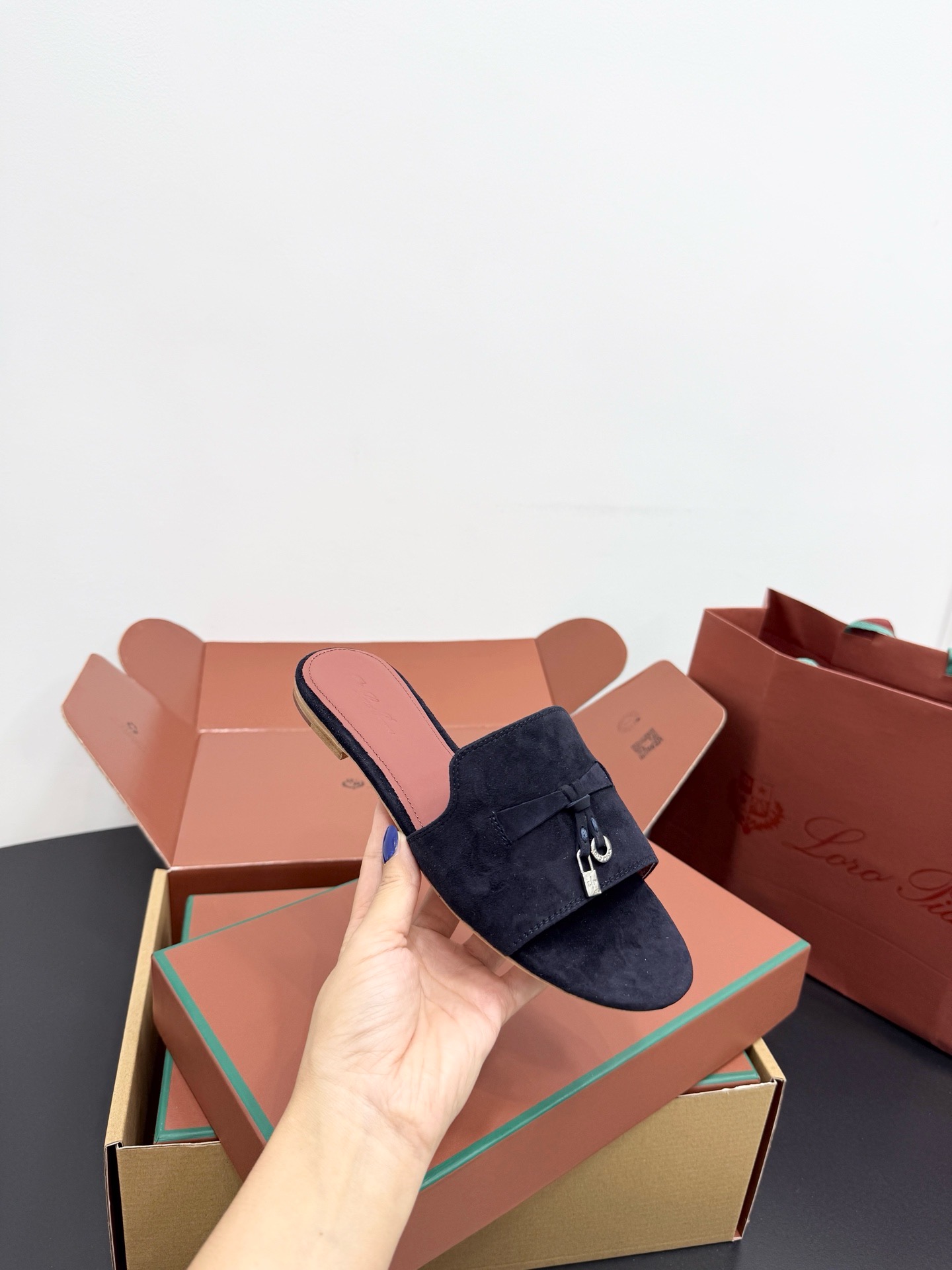 Шлепанцы женские в стиле Loro Piana My Charms темно-синего цвета