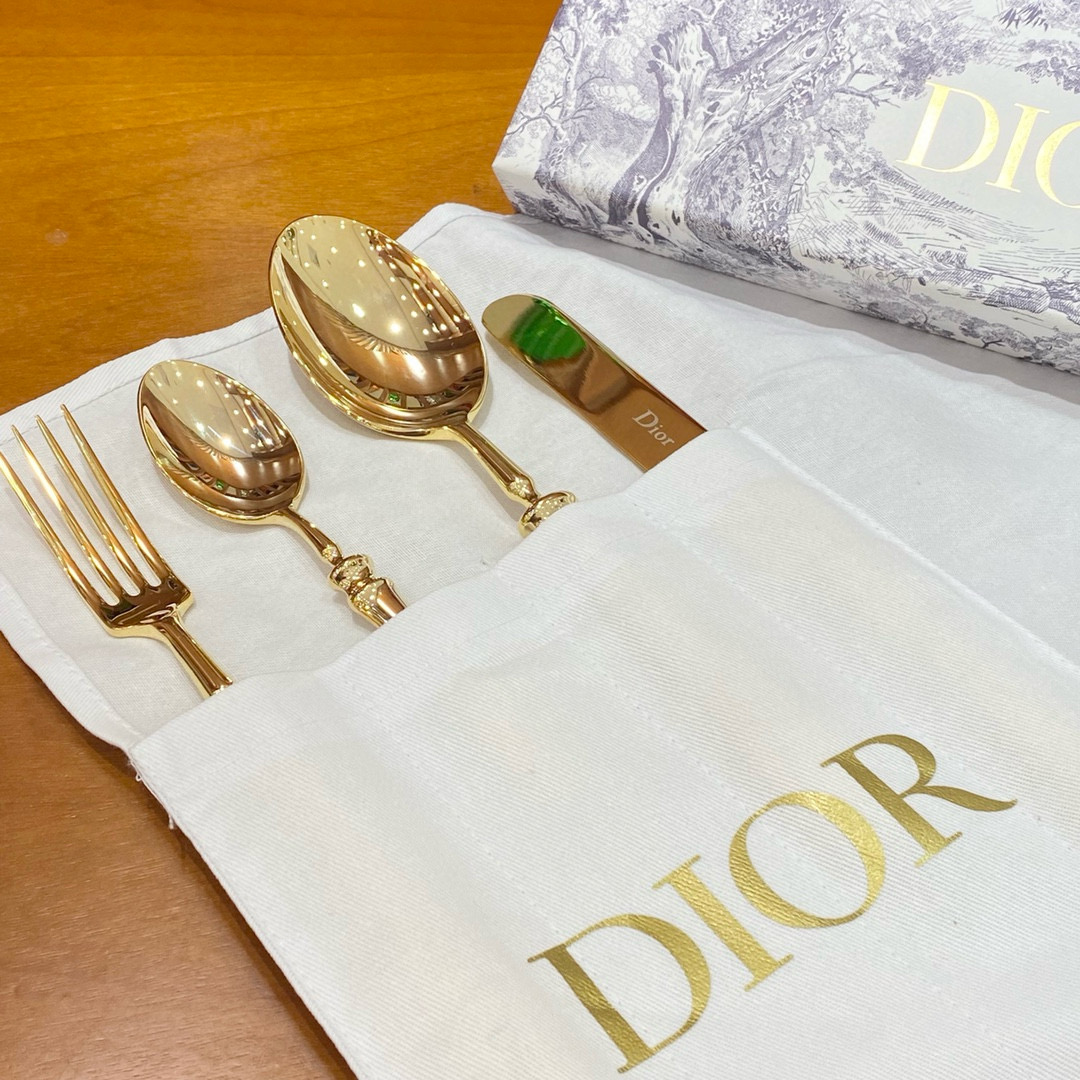 Набор столовых приборов в стиле Dior золотого цвета