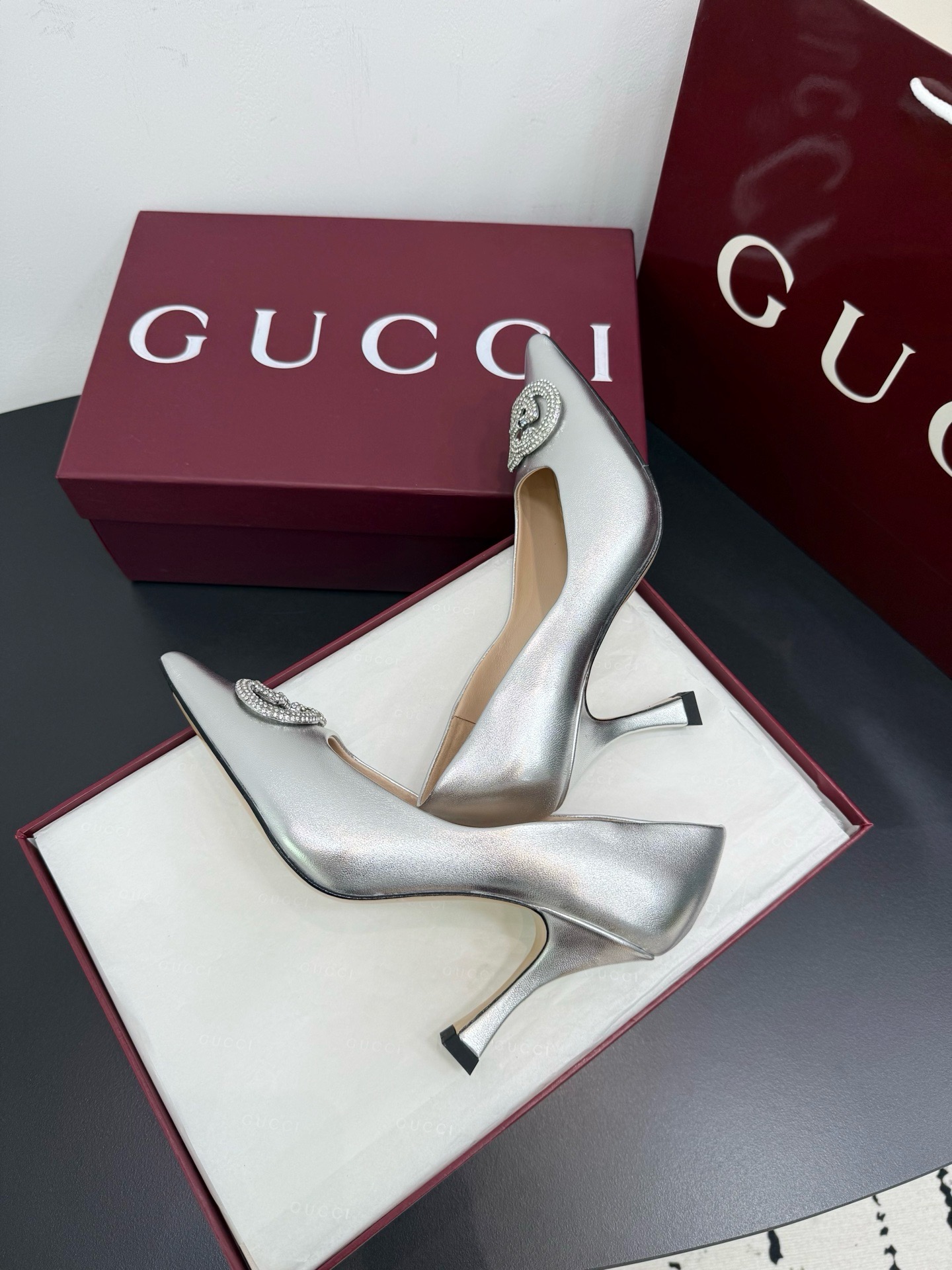 Туфли женские Gucci серебристого цвета