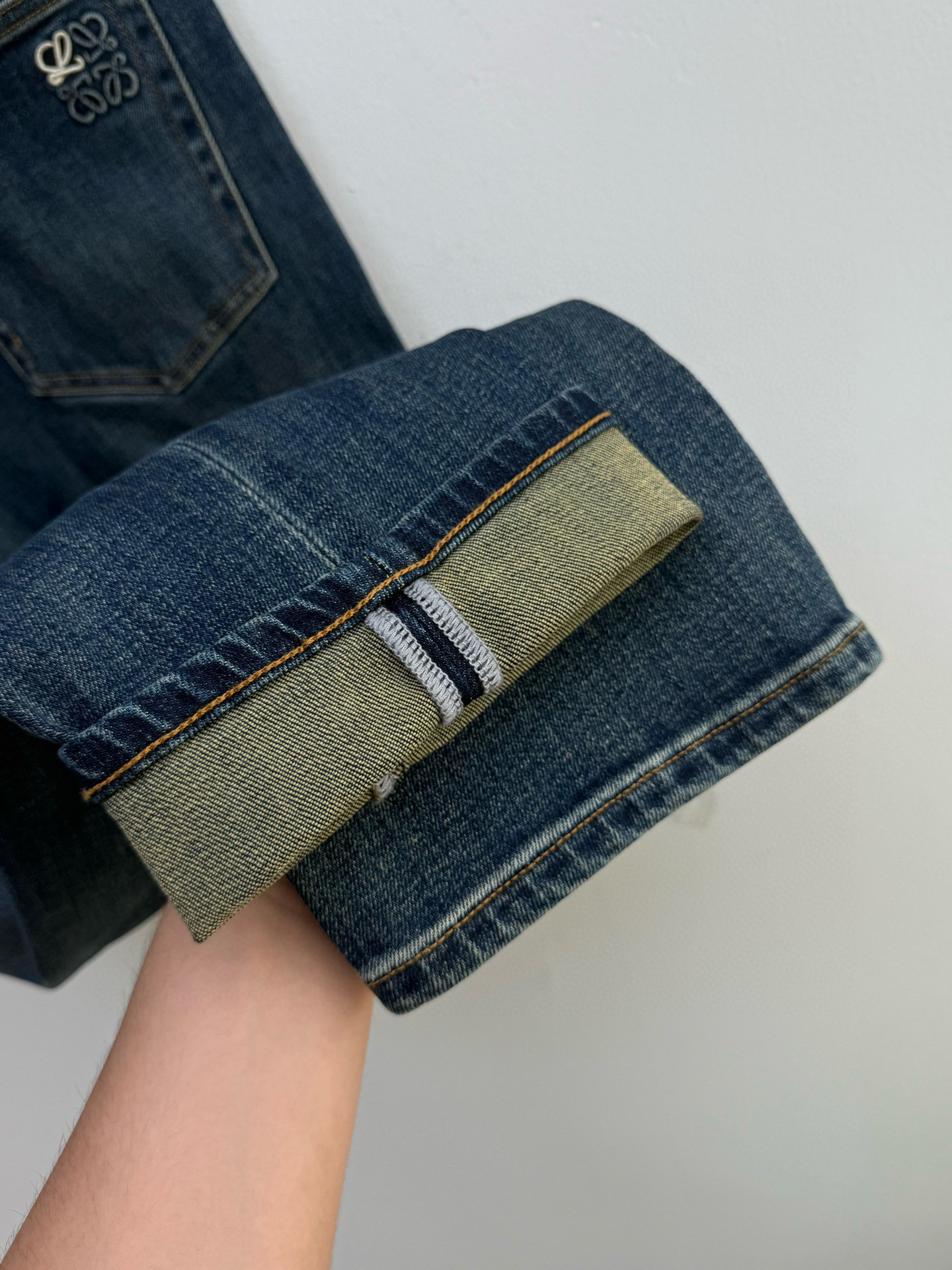 Джинсы мужские в стиле Loewe Loe из плотного хлопкового денима синего цвета