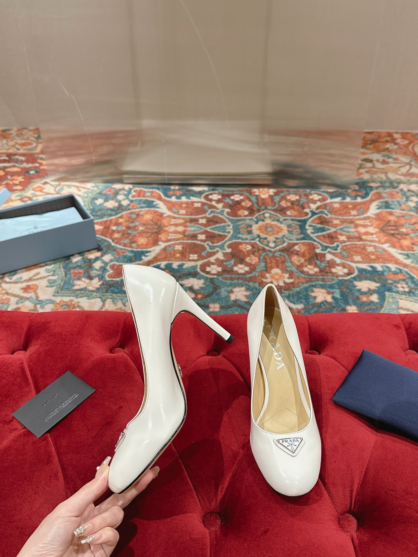 Туфли женские Prada из натуральной лакированной кожи белого цвета